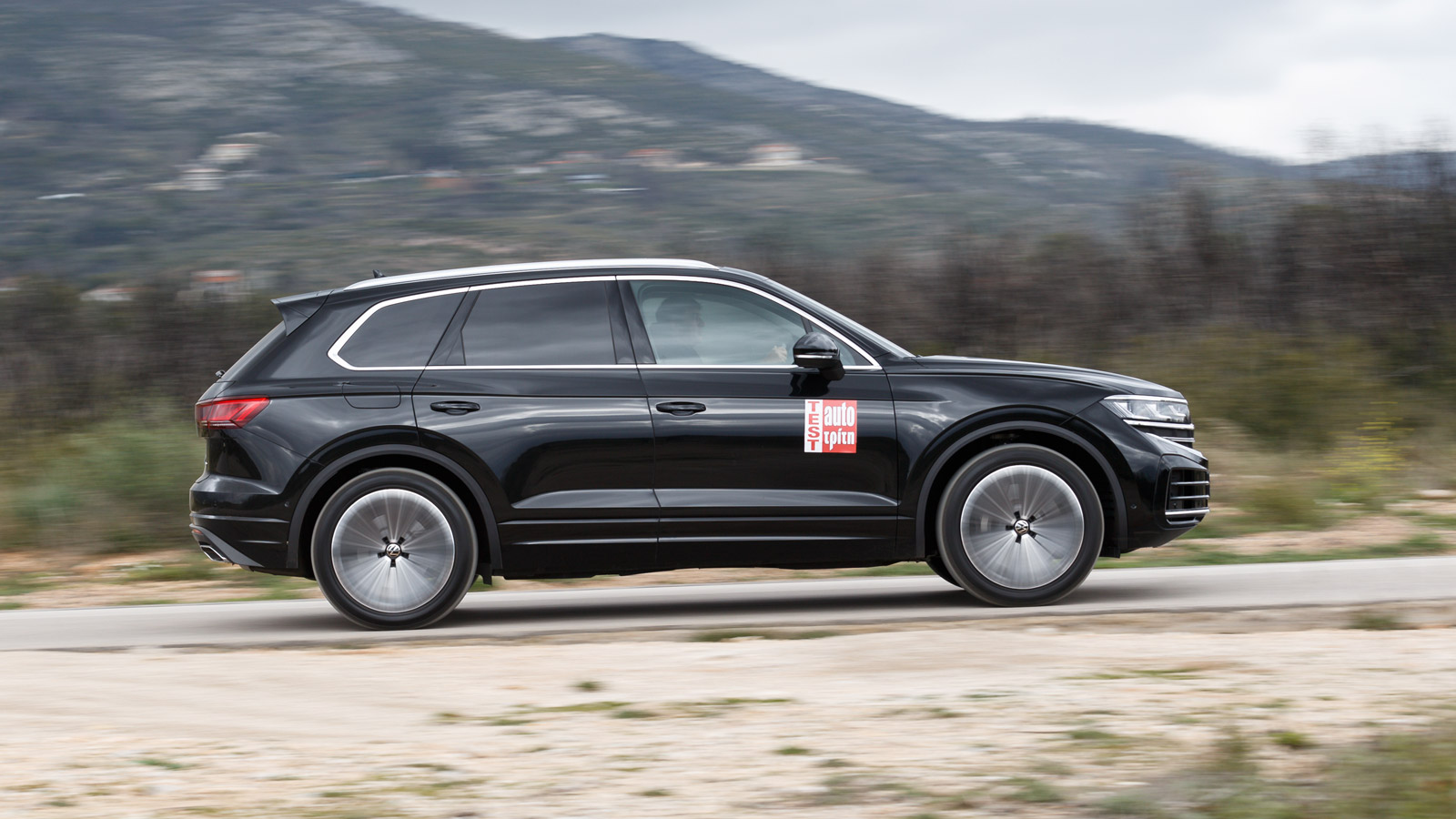 Ο 3λιτρος V6 turbo βενζινοκινητήρας αποδίδει 240 άλογα, ενώ ο, ενσωματωμένος στο αυτόματο κιβώτιο, ηλεκτροκινητήρας αποδίδει 136 ίππους. Έτσι, τα 381 