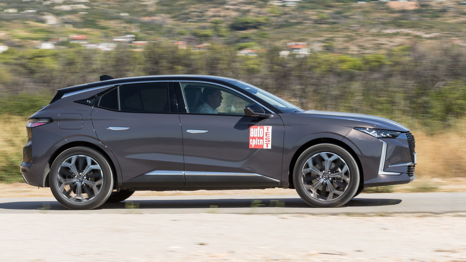 Mε το plug-in υβριδικό σύστημα το DS 4 συνδυάζει τις δυναμικές επιδόσεις με τη χαμηλή κατανάλωση. Για περίπου 45 χλμ. μπορεί να κινηθεί και χωρίς σταγ