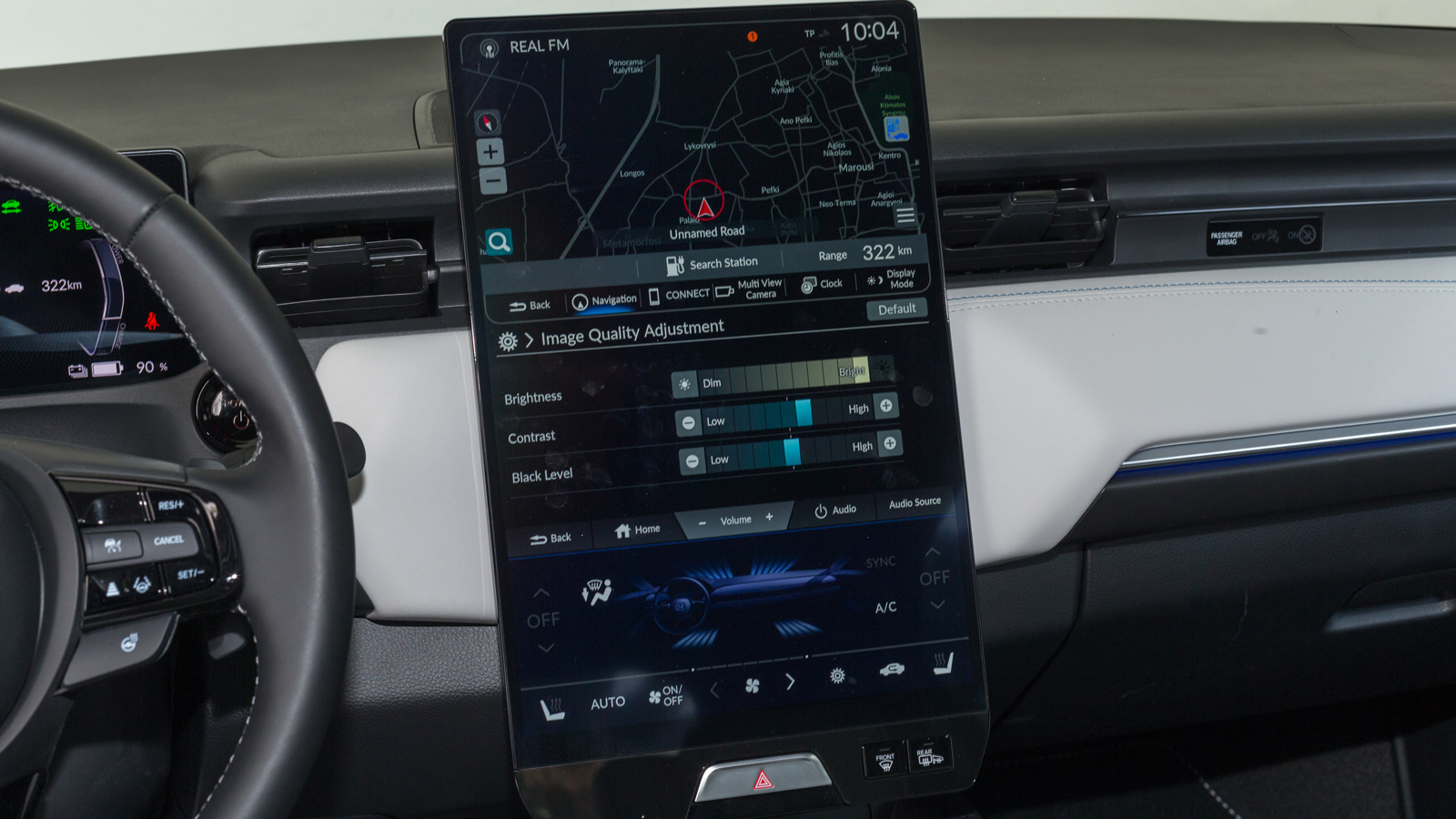 Στάνταρ επενδύσεις συνθετικού δέρματος, όπως επίσης ο ψηφιακός πίνακας οργάνων των 10,25 ιντσών και η μεγάλη, κάθετη οθόνη αφής 15,1 ιντσών για το χει