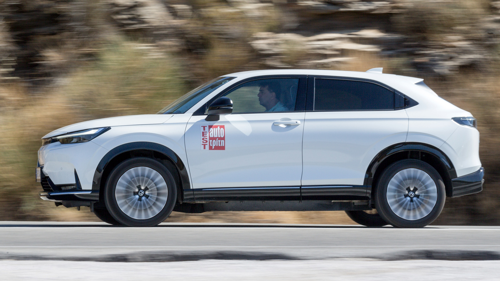 Το Honda e:Ny1 «κάθεται» 5 εκατοστά πιο χαμηλά από το HR-V στο δρόμο (142 χλστ. απόσταση από το έδαφος έναντι 190 στο HR-V) και έχει χαμηλότερο κέντρο