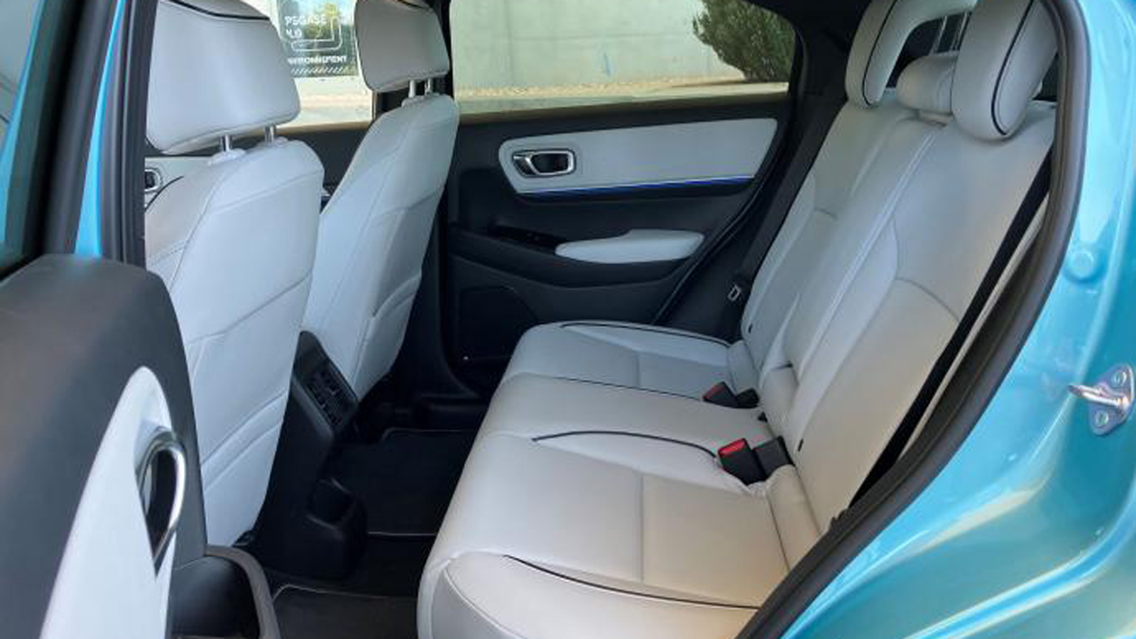 Κάτι παραπάνω από αξιόλογη η ευρυχωρία της καμπίνας: Τα 1.355 χλστ. πλάτους στο πίσω κάθισμα θα επιτρέψουν σε δύο ενήλικες και ένα παιδί να χωρέσουν, 