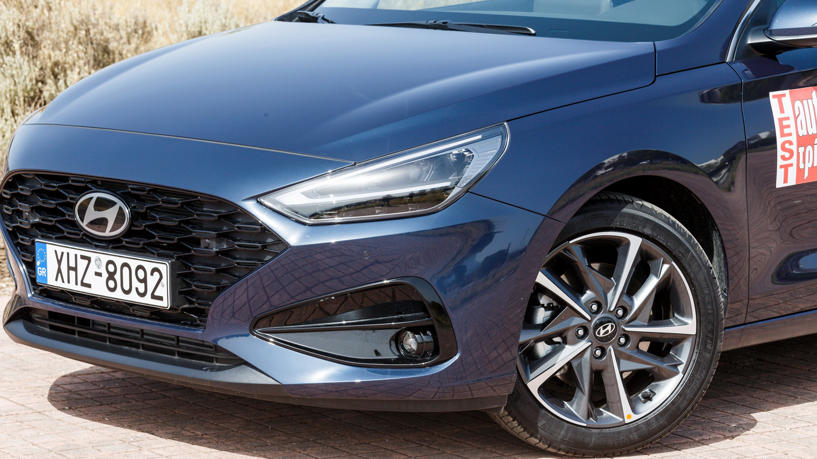 Όπως όλη η σειρά του ανανεωμένου Hyundai i30 έτσι και η έκδοση με τον 1,5 turbo κινητήρα των 140 ίππων έχει νέα γρίλια, ανασχεδιασμένους προφυλακτήρες