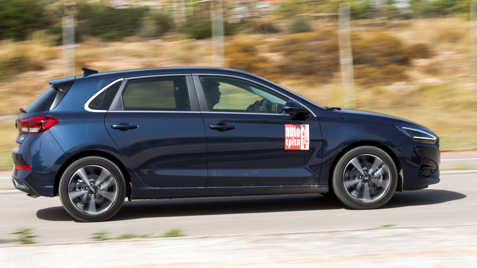 Ο 1,5 turbo κινητήρας δεν αποδίδει πλέον 160, αλλά 140 ίππους. Οι επιδόσεις όμως είναι καλές και σε συνδυασμό με το ήπια υβριδικό σύστημα, η κατανάλωσ