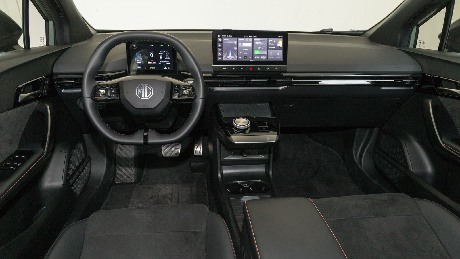 Καλοφτιαγμένη και ευρύχωρη καμπίνα με digital διάκοσμο και καλή εργονομία ,ωστόσο παρά τις επενδύσεις από αλκαντάρα και τις κόκκινες ραφές, λείπει το 