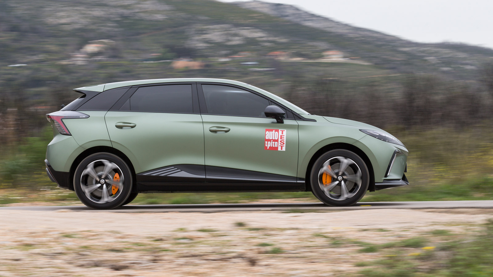 To MG4 XPOWER επιταχύνει εντυπωσιακά με το 0-100 να γίνεται σε 4,1 δλ. σύμφωνα με τις μετρήσεις μας. H επίδοση είναι αντίστοιχη ενός supercar, ενώ η 4