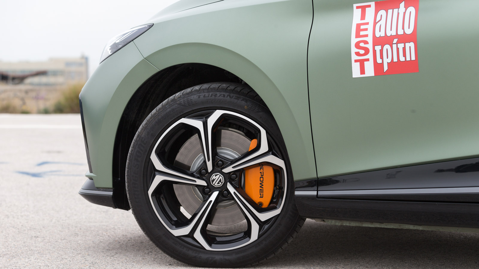 Σε σχέση με τις δικίνητες εκδόσεις δεν υπάρχει διαφορά στην ούτως ή άλλως αιχμηρή σχεδίαση με ουσιαστικές εξαιρέσεις, το αποκλειστικό χρώμα Hunter Gre