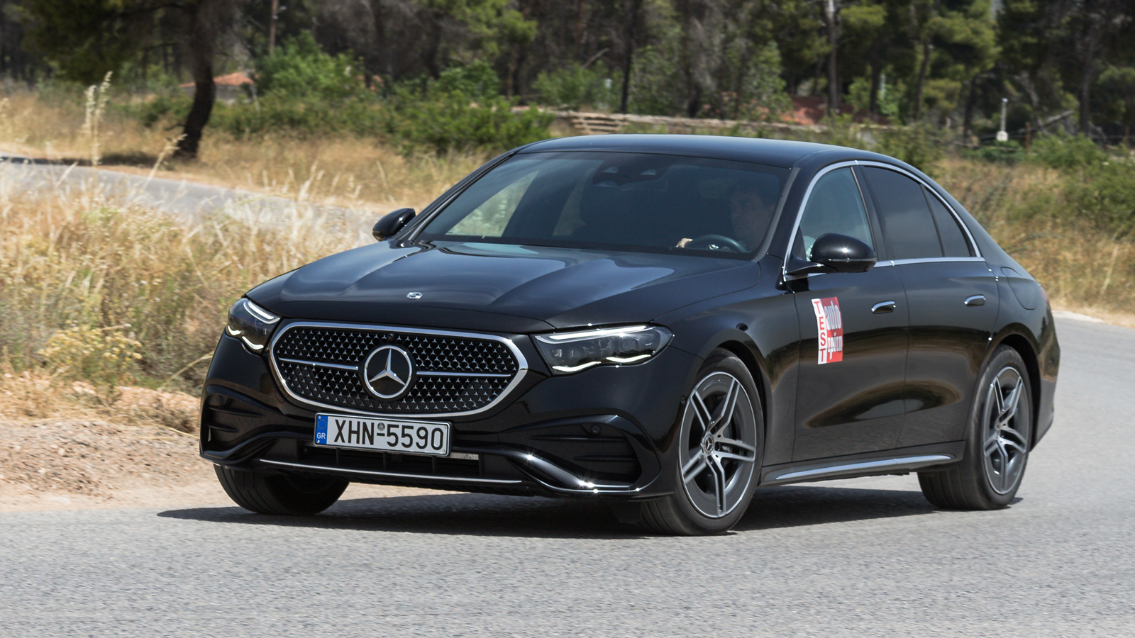 H Mercedes E 300 e συνεχίζει να εντυπωσιάζει με την ποιότητα κύλισης, την άνεση και τον βελούδινο τρόπο που εξομαλύνει τις ανωμαλίες του δρόμου, παρά 