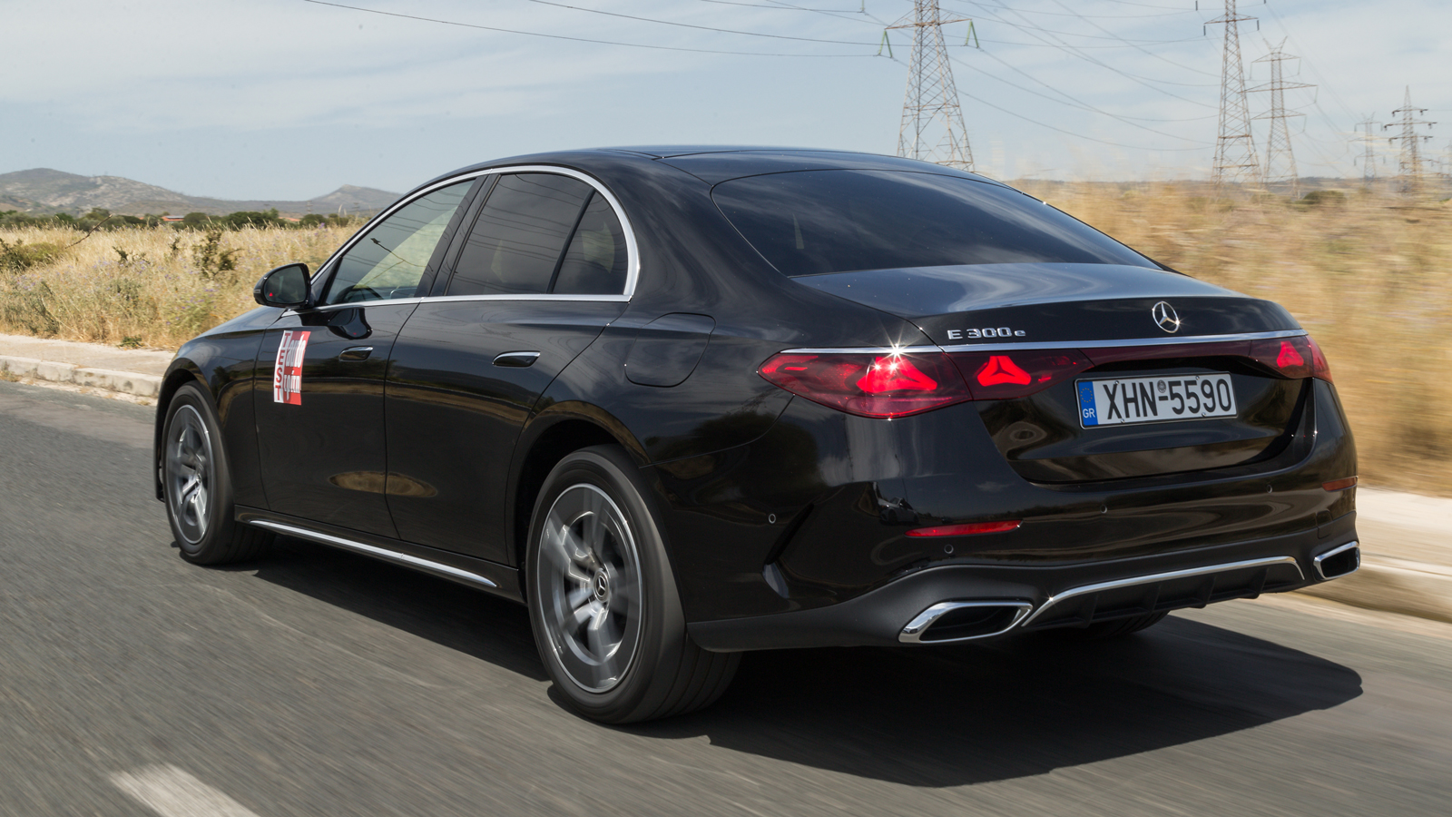 Σε σχέση με τις «απλές» εκδόσεις, η Mercedes E 300 e διαφέρει μόνο στο διακριτικό λογότυπο και στην έξτρα τάπα φόρτισης, διατηρώντας την αρχοντιά και 