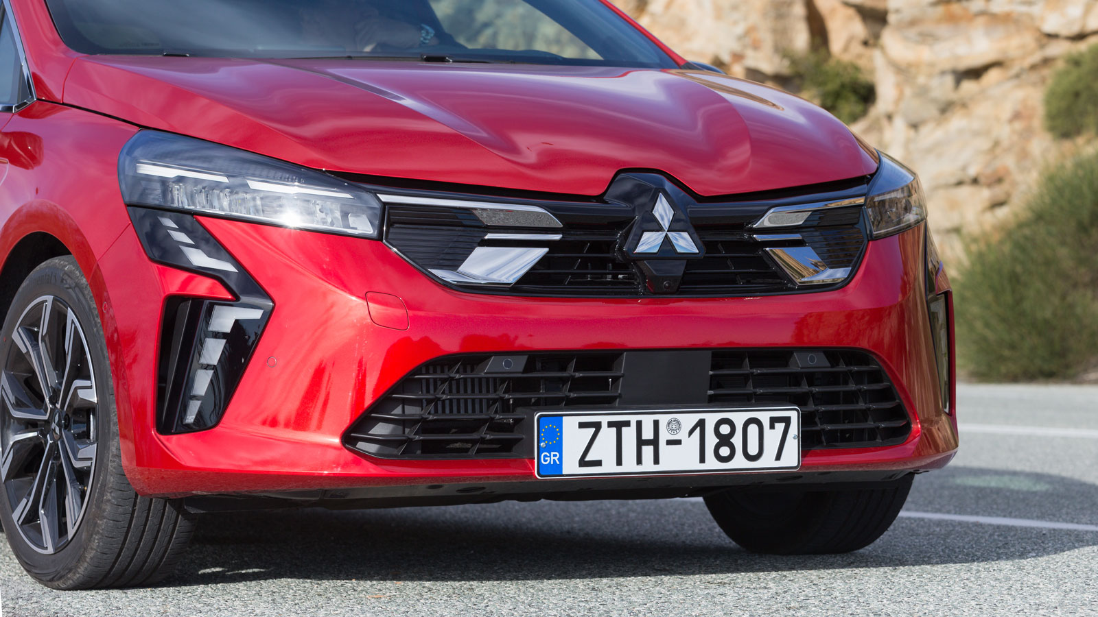 Η… αδερφική σχέση με το Clio είναι εμφανής, με τα σήματα της Mitsubishi, την ελαφρώς αλλαγμένη μάσκα και τα αντίστοιχα LED φώτα να σπάνε κάπως τ