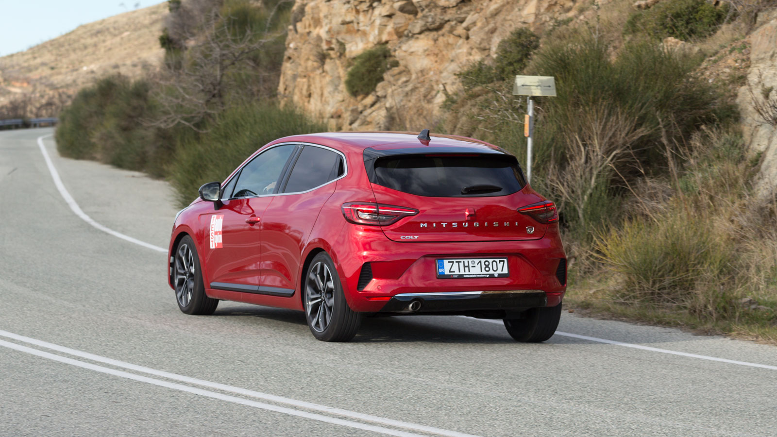 Το Mitsubishi Colt ισορροπεί ανάμεσα στην άνεση και στον δυναμισμό, στο μοντέλο της δοκιμής τουλάχιστον, που «φορούσε» τροχούς 17 ιντσών με ελαστικά 2