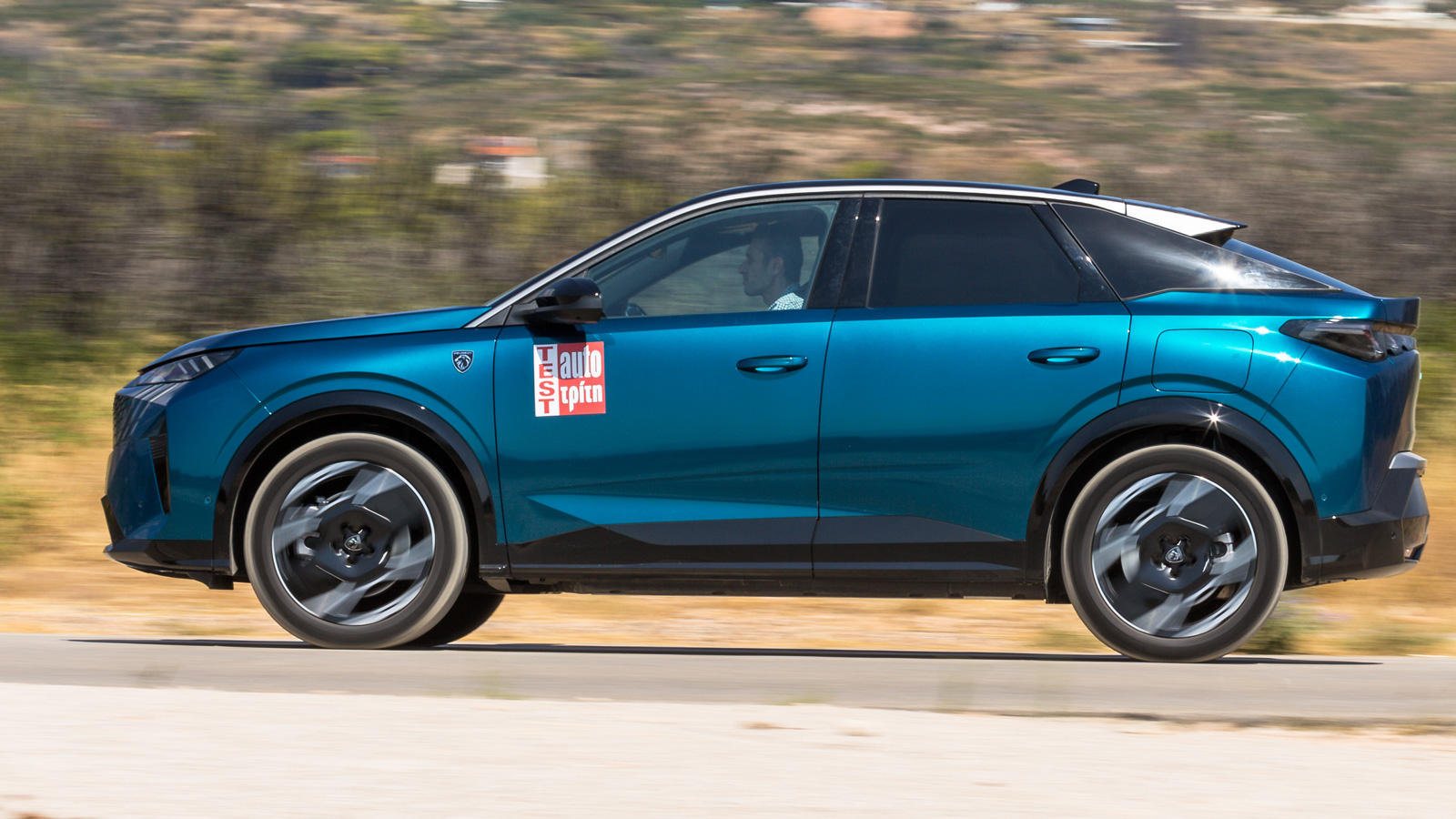 Παρά τη σφιχτή της ρύθμιση, η ανάρτηση έχει «βάθος», δεν θορυβεί, δεν κοπανάει και δεν αναπηδά λειαίνοντας αποτελεσματικά ακόμα και δύσκολες ανωμαλίες