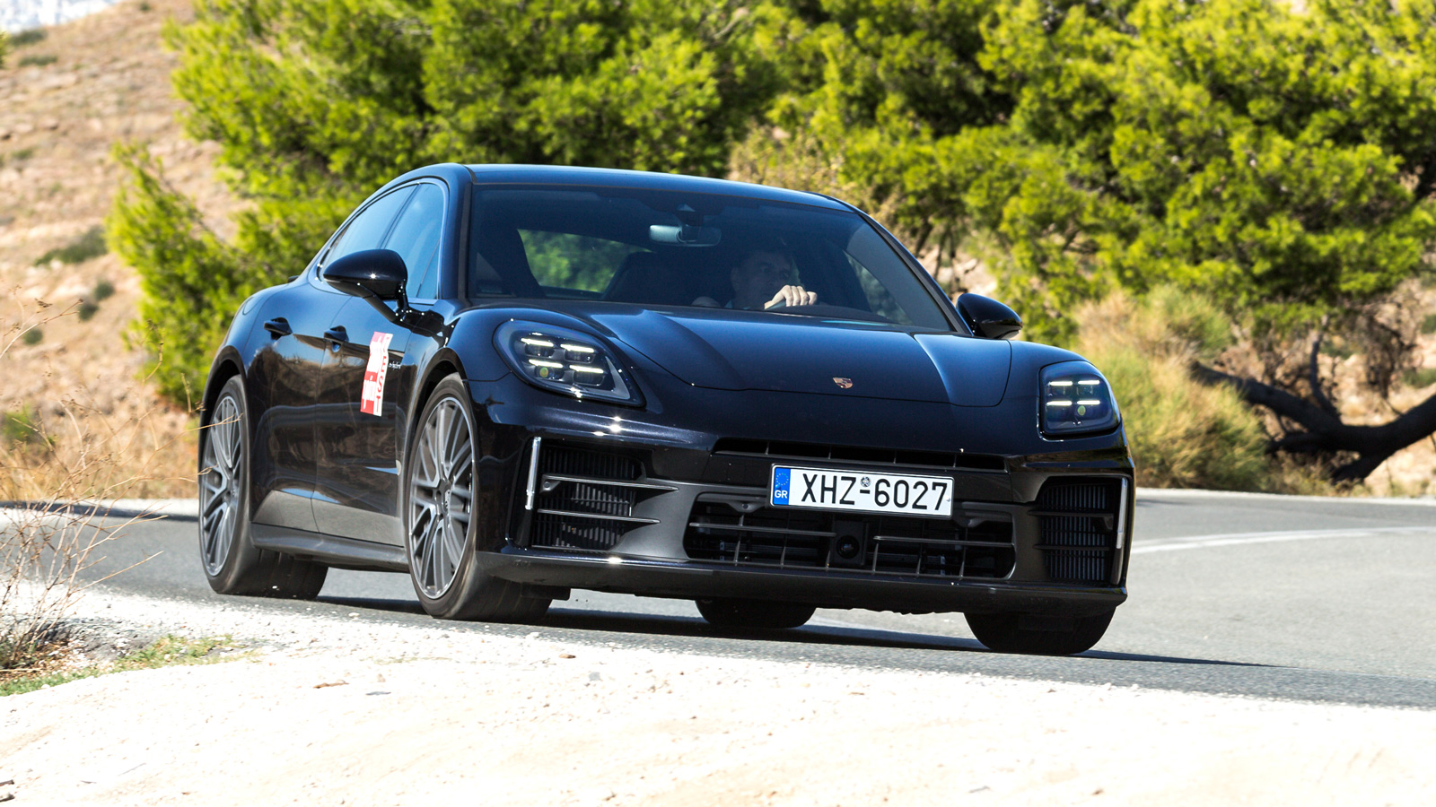 Η Porsche Panamera 4 E-Hybrid στρίβει μαγικά με δεδομένους τους 2,3 τόνους της. Με απίστευτη μηχανική πρόσφυση από τα ελαστικά και την τετρακίνηση, αν