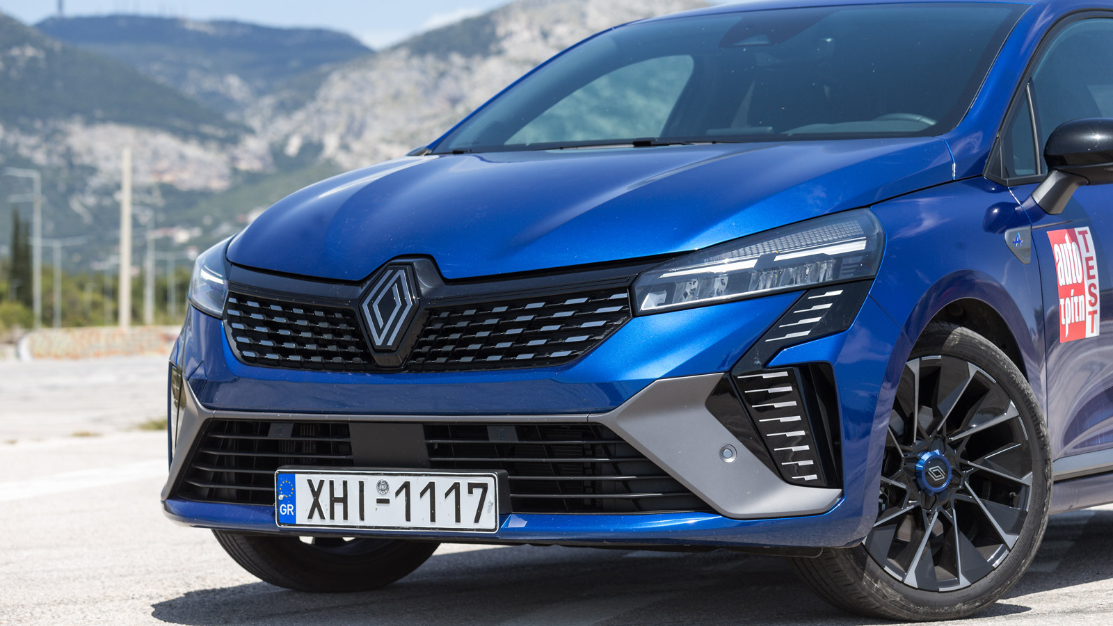 Αρέσει πολύ το νέο στυλ του Renault Clio E-TECH ειδικά σε συνδυασμό με τα σπορτίφ χαρακτηριστικά του μοντέλου της δοκιμής, με το λογότυπο της Alpine σ