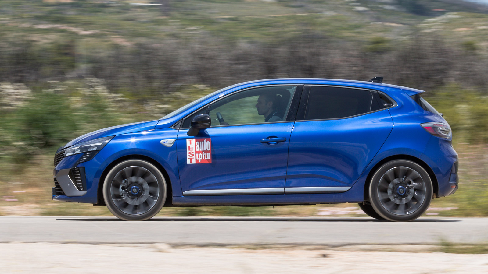 Το ανανεωμένο Renault Clio E-Tech συνεχίζει να προτάσσει το συνδυασμό κορυφαίας άνεση και υψηλής ποιότητα κύλισης με ευχάριστα οδικά χαρακτηριστικά κα