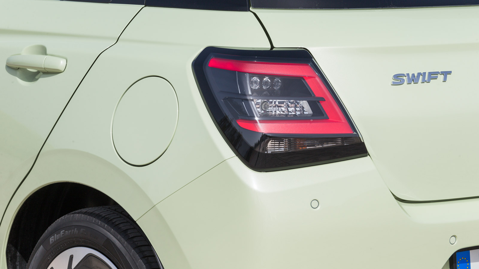 Το νέο Suzuki Swift έχει βασιστεί στη λογική της εξέλιξης. Σχεδιαστικά ξεχωρίζει αμέσως με τα νέα φώτα, τη μεγαλύτερη κάθετη μάσκα, τις μοντέρνες «γρα