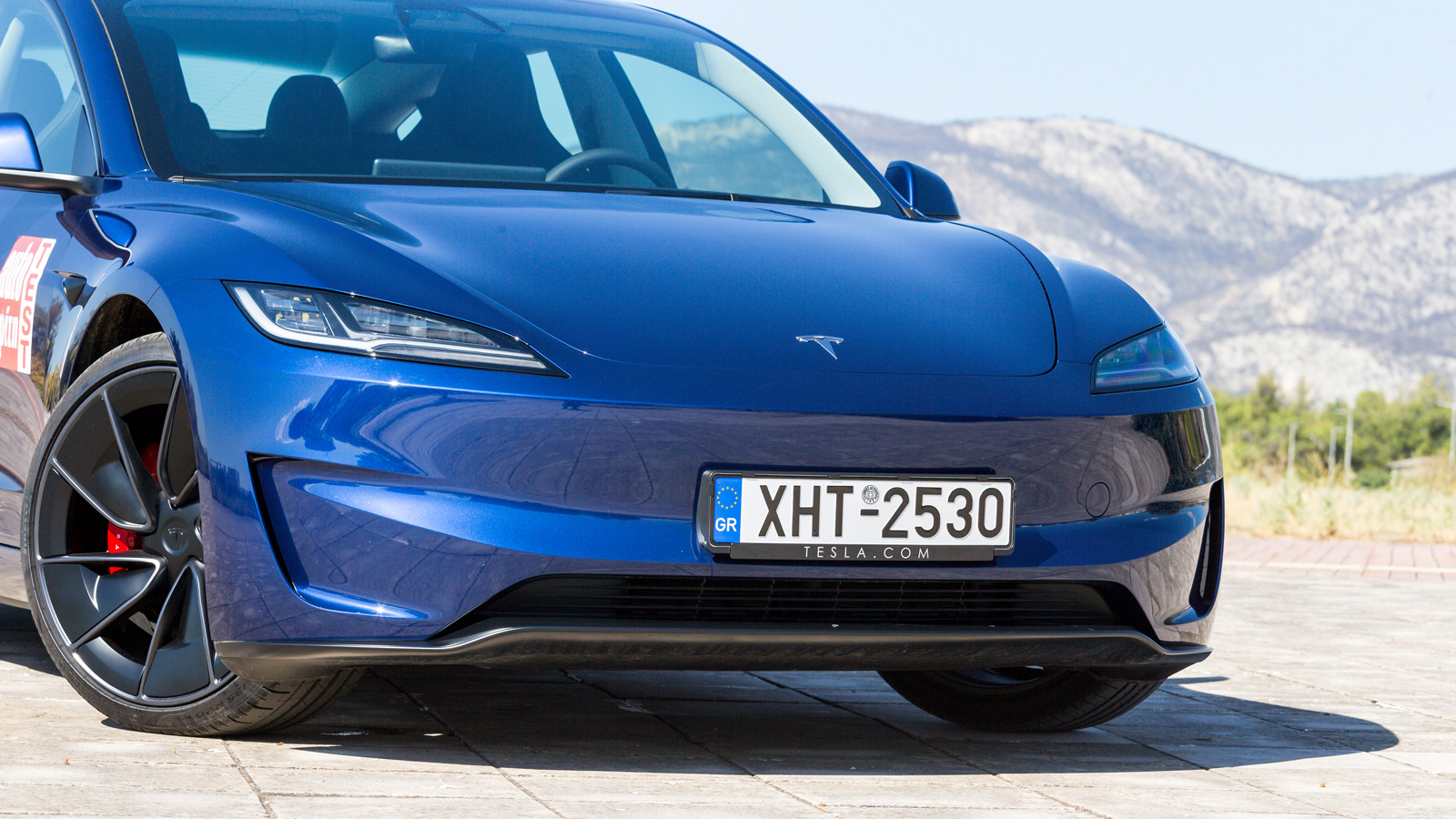 Πιο «αιχμηρός» προφυλακτήρας, μαύρες σφυρήλατες ζάντες 20 ιντσών, κόκκινες δαγκάνες φρένων και μια μικρή ανθρακονημάτινη αεροτομή στο πίσω μέρος δίνου