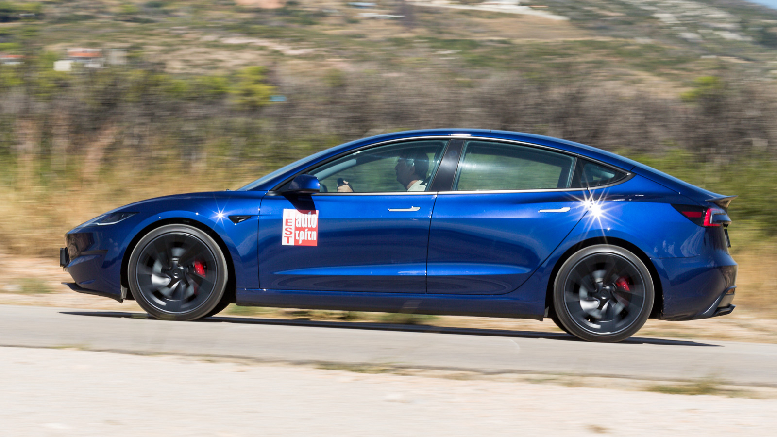 Eπιλέγεις πρόγραμμα Insane, πατάς το… ποτενσιόμετρο και εν μέσω πίεσης στο στήθος, κολλάς στο κάθισμα από την ωμή δύναμη και βλέπεις τα ηλεκτρον