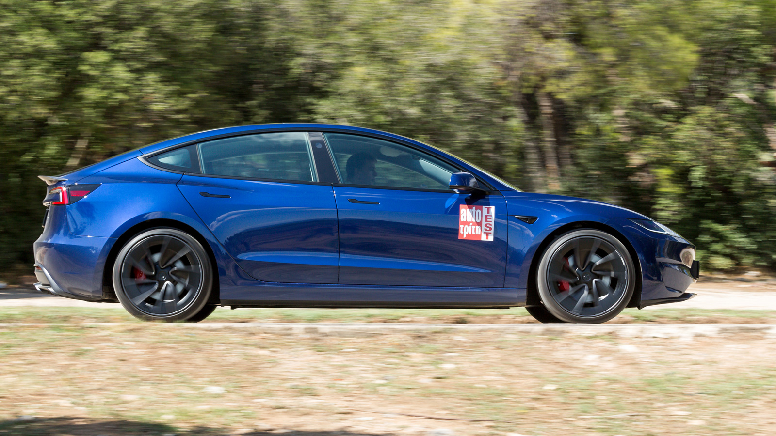 Τα αμορτισέρ έχουν ηλεκτρονικά ελεγχόμενη απόσβεση και έτσι στην πράξη, η ανάρτηση περνάει από τις κακοτεχνίες χωρίς θόρυβο και τραντάγματα, αποσβένον