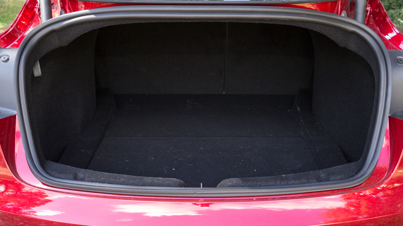 Οι χώροι παραμένουν άνετοι (αν και το πλάτος του πίσω καθίσματα είναι μικρό, όπως και το άνοιγμα του πορτ-μπαγκάζ).