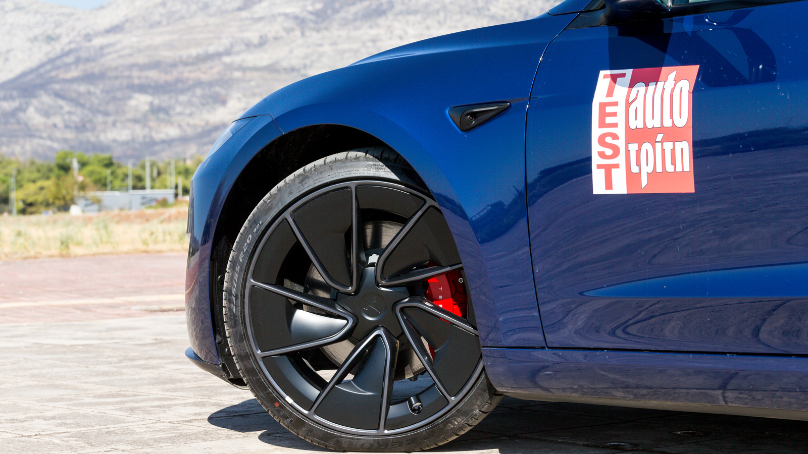 Πιο «αιχμηρός» προφυλακτήρας, μαύρες σφυρήλατες ζάντες 20 ιντσών, κόκκινες δαγκάνες φρένων και μια μικρή ανθρακονημάτινη αεροτομή στο πίσω μέρος δίνου