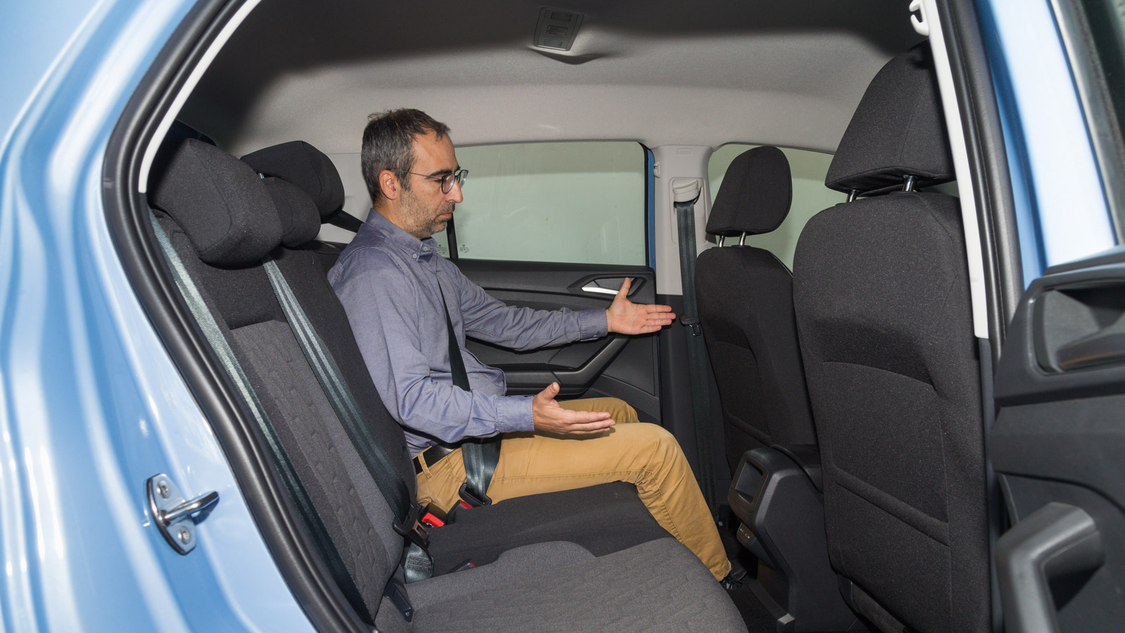 Το VW T-Cross προσφέρει άνετους χώρους, αν και θα θέλαμε φαρδύτερο το πίσω κάθισμα. Το τελευταίο είναι συρόμενο εμπρός-πίσω, στοιχείο που απογειώνει τ