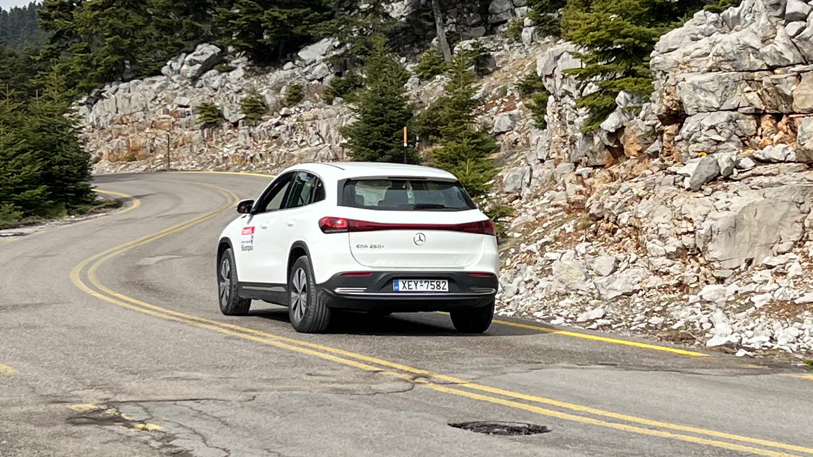 Η EQA 250+ είναι συγκλονιστικά στιβαρή και σε συνδυασμό με την πληθώρα των ηλεκτρονικών συστημάτων υποβοήθησης προσφέρει ένα ξεχωριστό αίσθημα σιγουρι