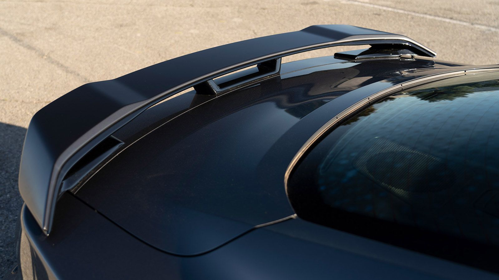 Η αεροτομή πίσω και τα λογότυπα στο πλάι και και πίσω τα χαρακτηριστικά της έκδοσης Dark Horse. Μετά από αυτά το μάτι θα πέσει στα πλαϊνα μαρσπιέ, στο