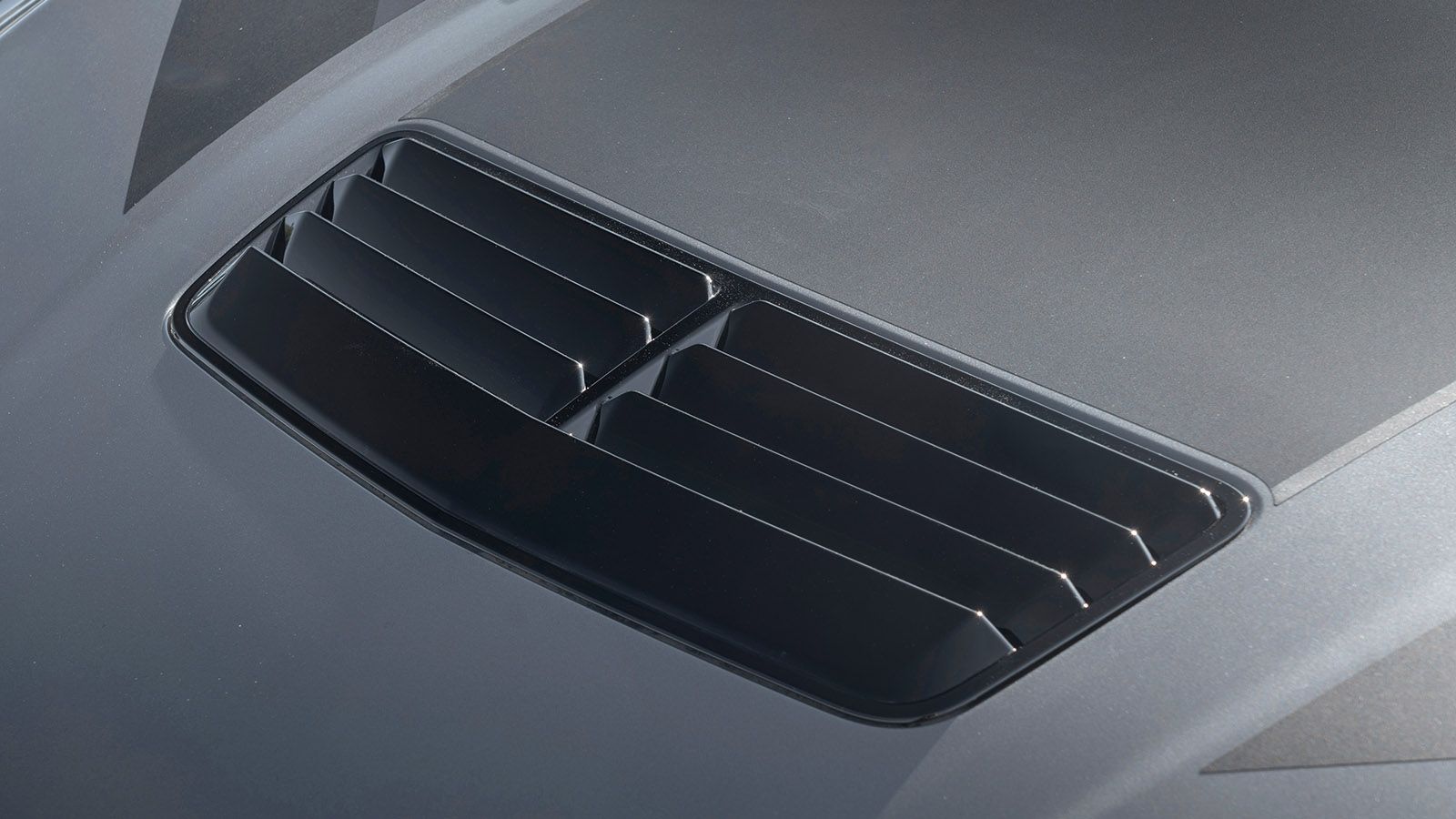 Η αεροτομή πίσω και τα λογότυπα στο πλάι και και πίσω τα χαρακτηριστικά της έκδοσης Dark Horse. Μετά από αυτά το μάτι θα πέσει στα πλαϊνα μαρσπιέ, στο