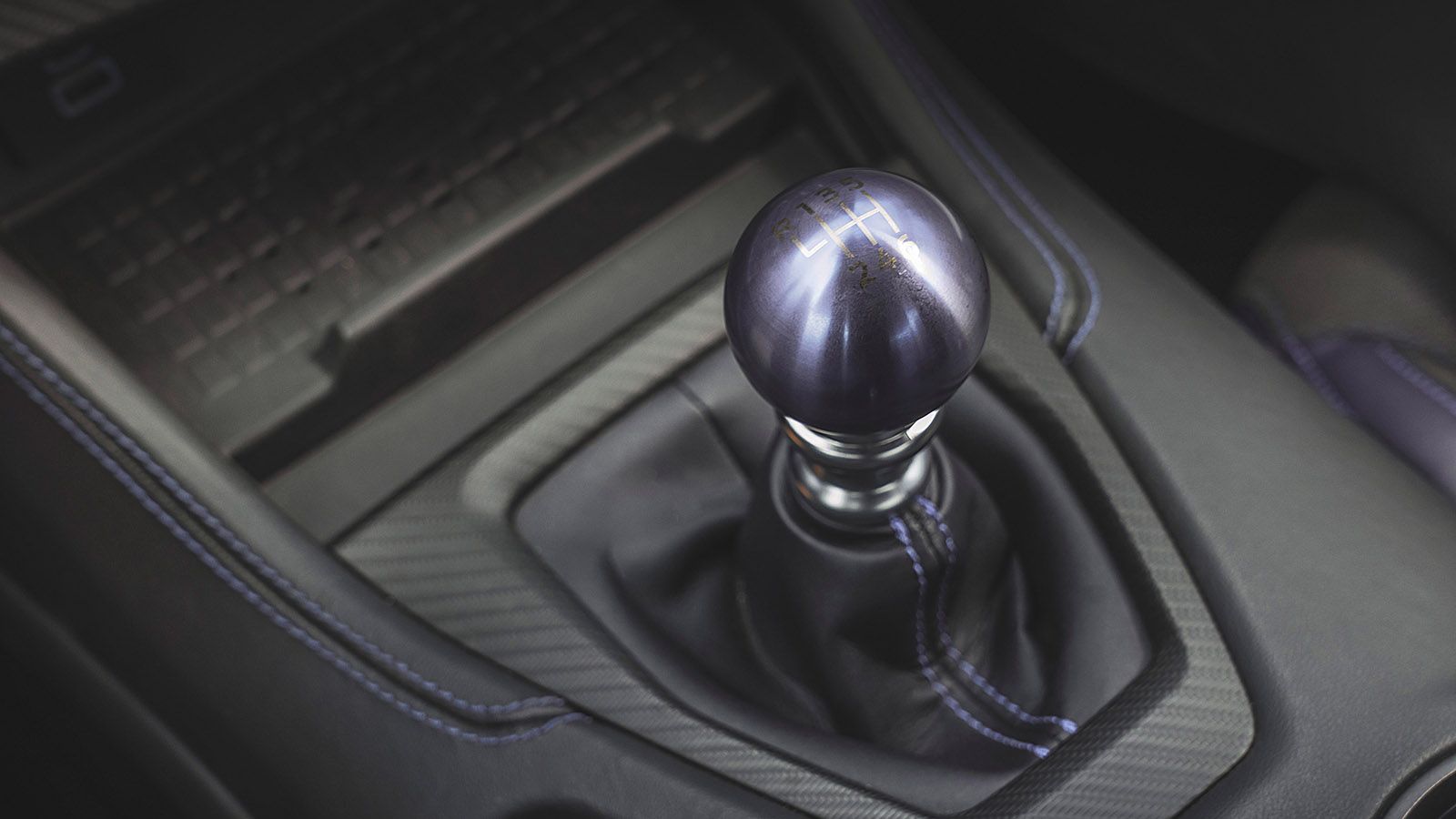 6άρι χειροκίνητο κιβώτιο με άμεση απόκριση. Χάνει σε επιδόσεις από το αυτόματο 10άρι, κερδίζεις όμως σε απόλαυση.