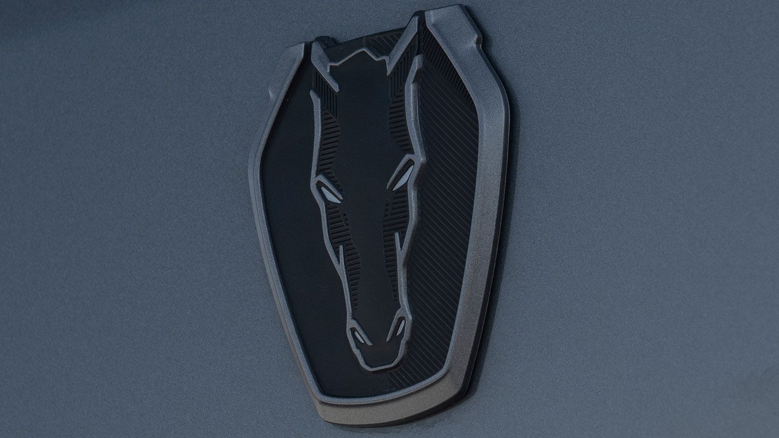 Η αεροτομή πίσω και τα λογότυπα στο πλάι και και πίσω τα χαρακτηριστικά της έκδοσης Dark Horse. Μετά από αυτά το μάτι θα πέσει στα πλαϊνα μαρσπιέ, στο