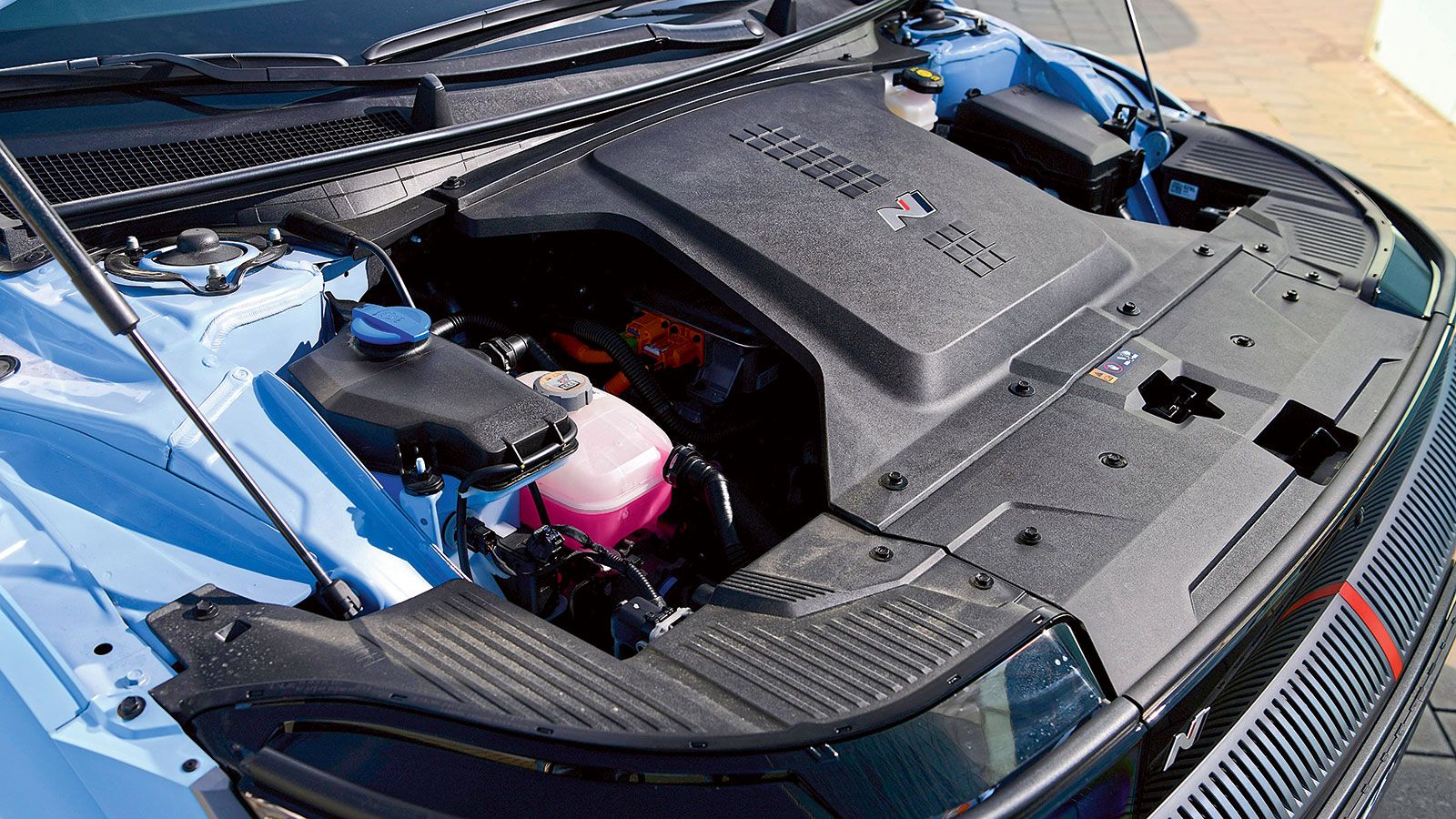 Προσοχή στη λεπτομέρεια. Ακόμα και το κάλυμμα των ηλεκτρικών συστημάτων κάτω από το καπό έχει σχήμα κινητήρα.