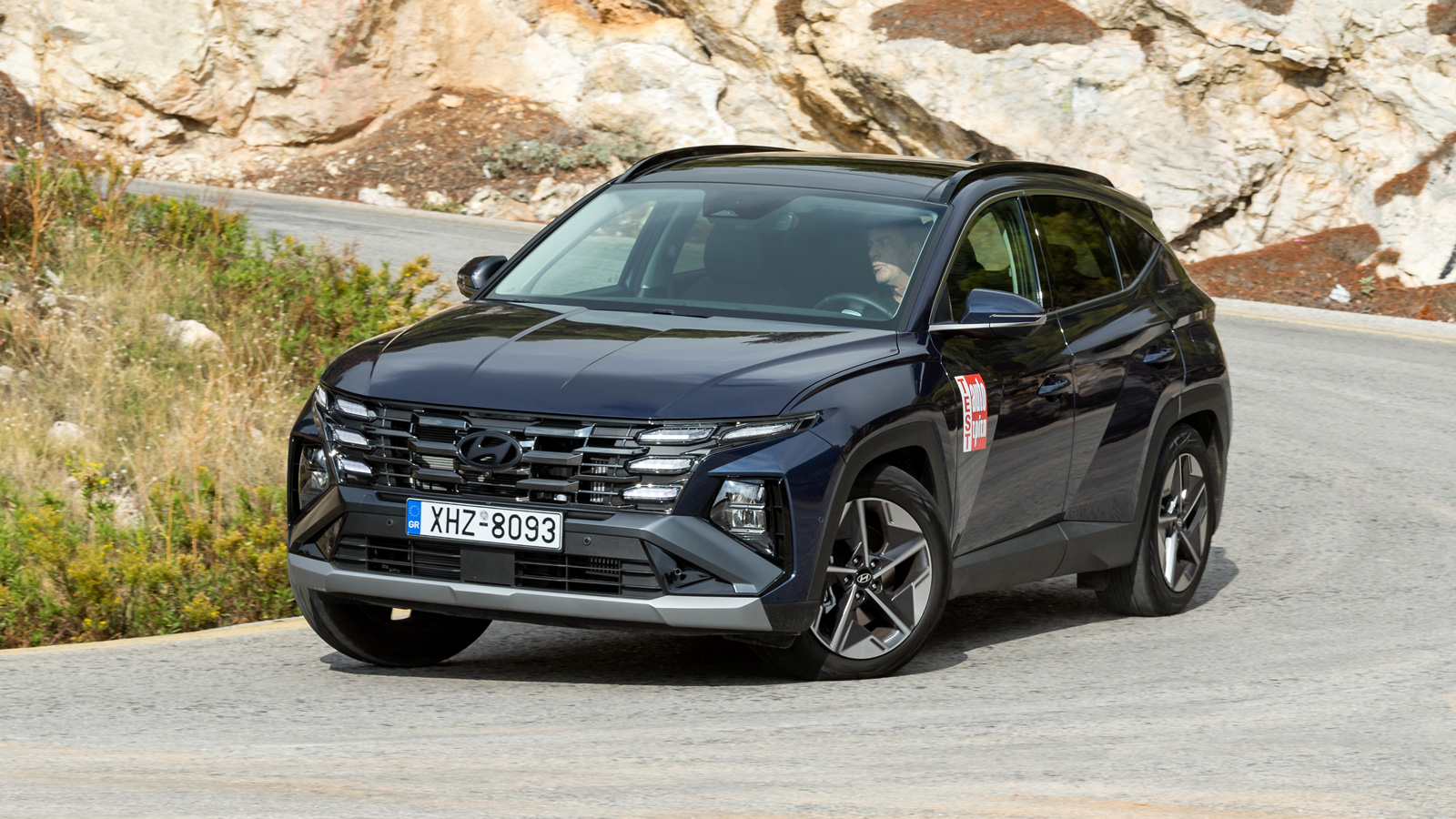 Η ανάρτηση (με πολλαπλούς συνδέσμους πίσω), τα πολύ φαρδιά μετατρόχια, τα δυνατά φρένα, η πληθώρα ηλεκτρονικών και φυσικά η τετρακίνηση συμβάλουν στην