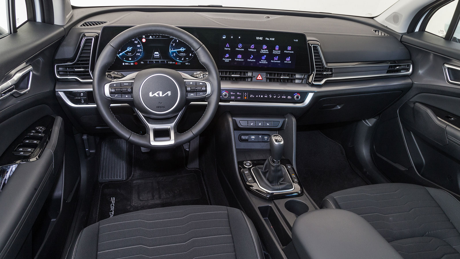 Το εσωτερικό του Kia Sportage σε κερδίζει με την ποιότητα των υλικών και τη συναρμογή. Ο μοντέρνος διάκοσμος και το όμορφο φινίρισμα ολοκληρώνουν την 
