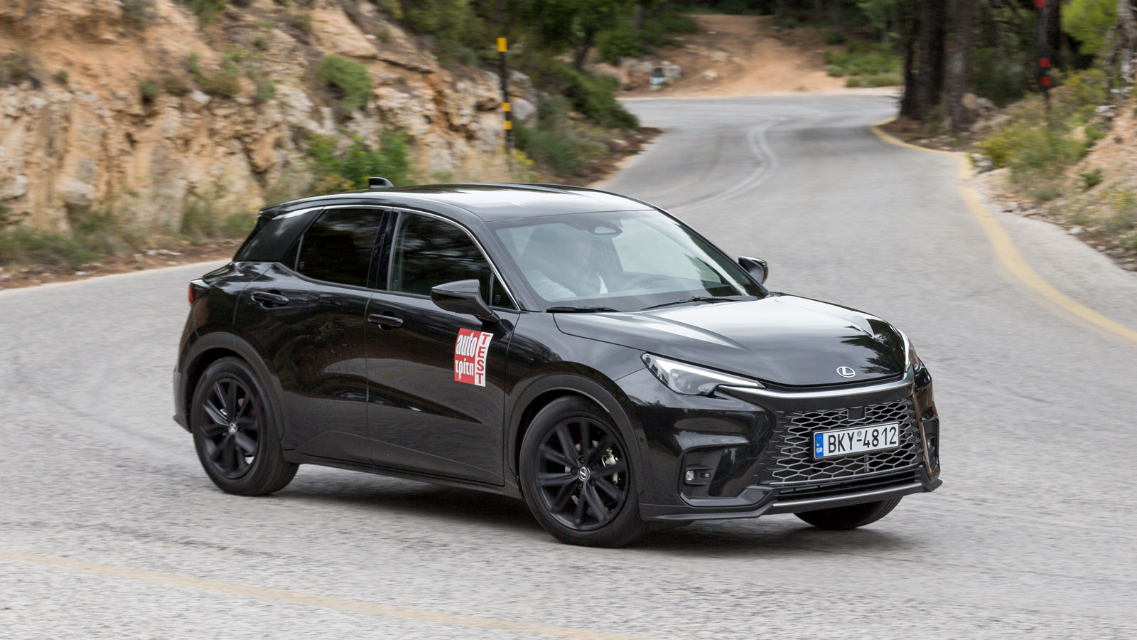 To Lexus LBX έχει βασιστεί πάνω στην πλατφόρμα GA-B, η οποία και φέρει σημαντικές τροποποιήσεις με σκοπό την ενίσχυση των δυναμικών χαρακτηριστικών το
