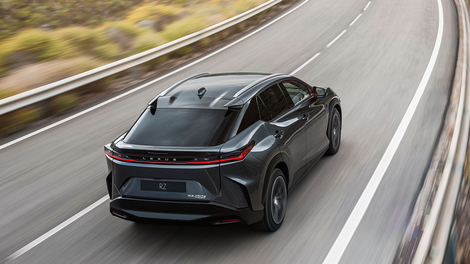 Η έντονα τοξωτή οροφή του Lexus RZ δίνει κουπέ χαρακτήρα και σε συνδυασμό με τα λεπτά φωτιστικά σώματα που ενώνονται μέσω μίας LED φωτιζόμενης μπάρας,