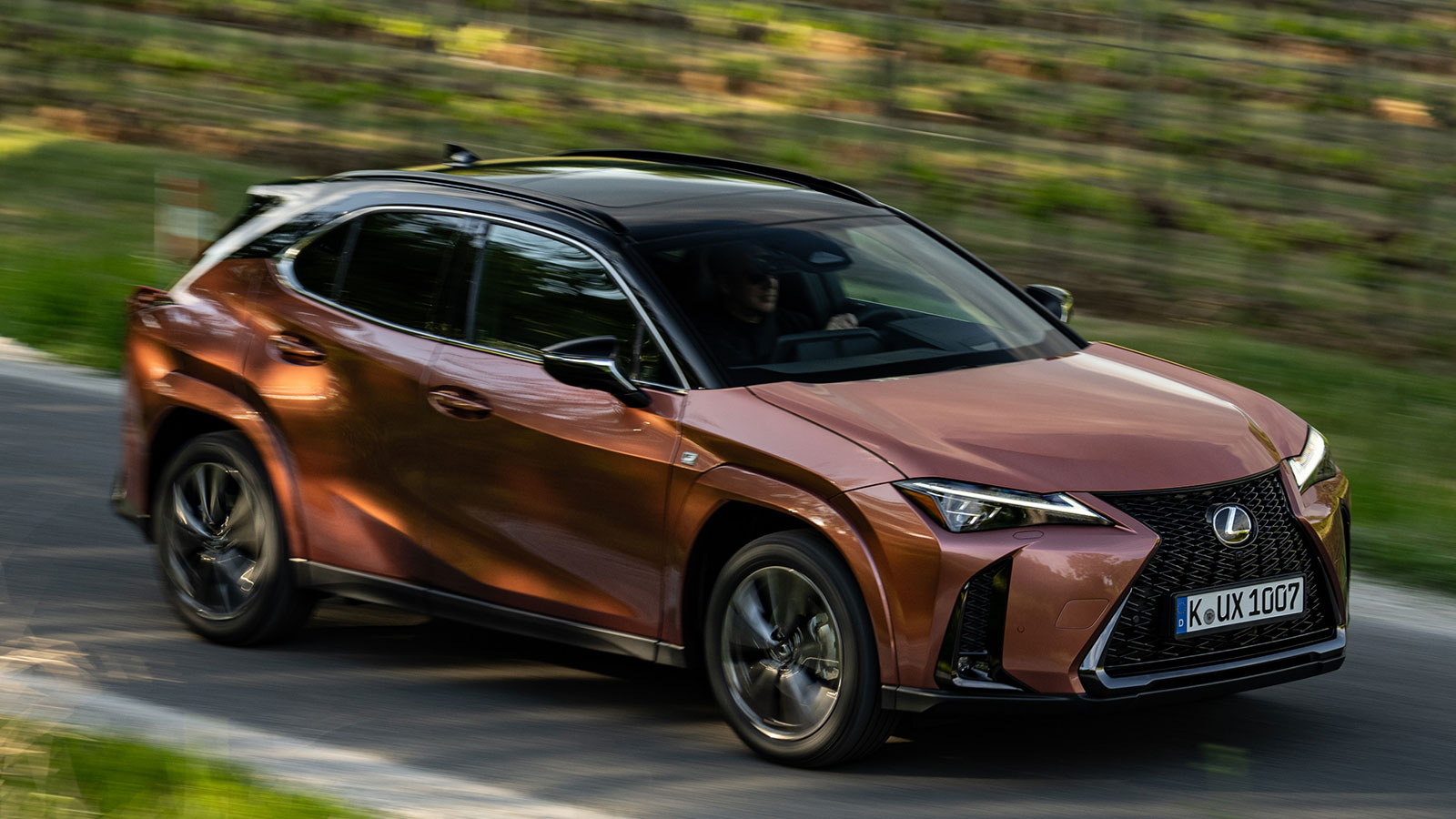 Το UX είναι το μοναδικό premium μικρομεσαίο SUV, που ενσωματώνει full hybrid σύνολο με συνολική ισχύ 199 ίππων, εξασφαλίζοντας δυνατές επιδόσεις και χ