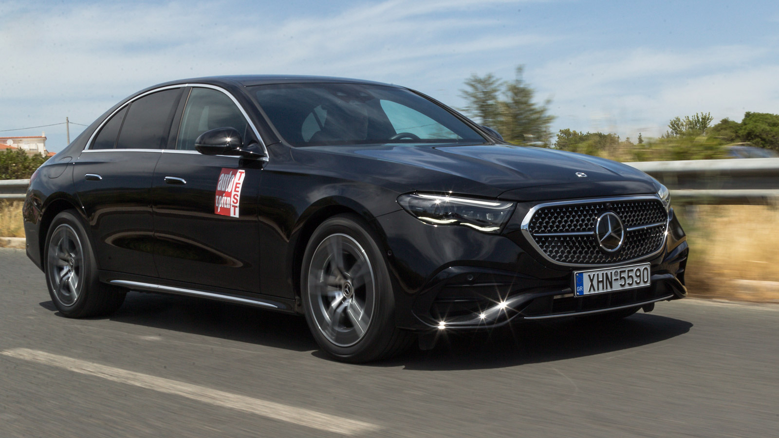 Η σχεδίαση της Mercedes E-Class πέρα από κομψή και φινετσάτη είναι και άκρως αεροδυναμική. Με το συντελεστή στο 0,23 «σκίζει» τον αέρα κάτι που ωφελεί