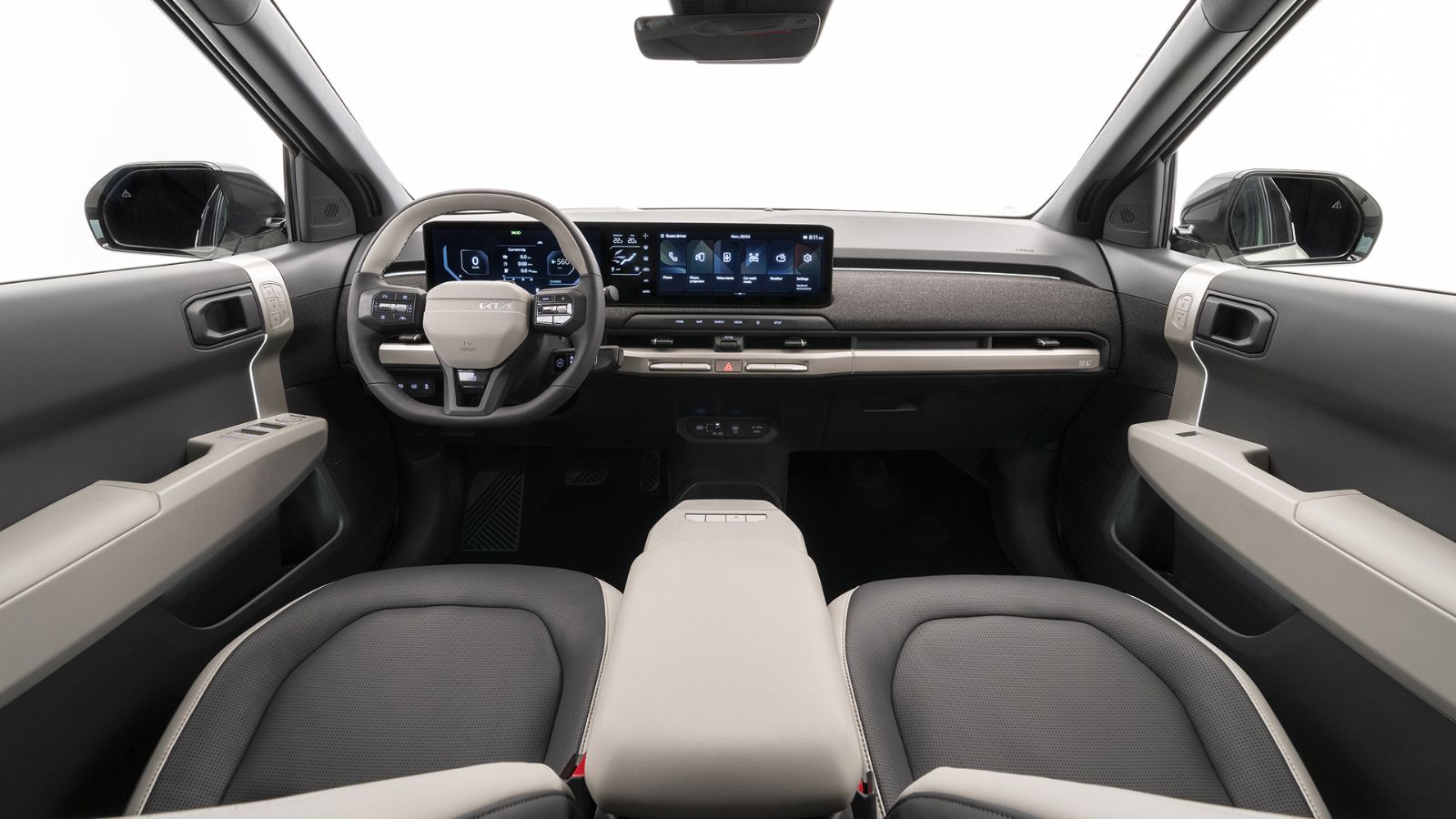 Το εσωτερικό είναι μοντέρνο και ευρύχωρο. Οι 3 οθόνες (συνολικά 30 ιντσών) ενισχύουν το τεχνολογικό του προφίλ.