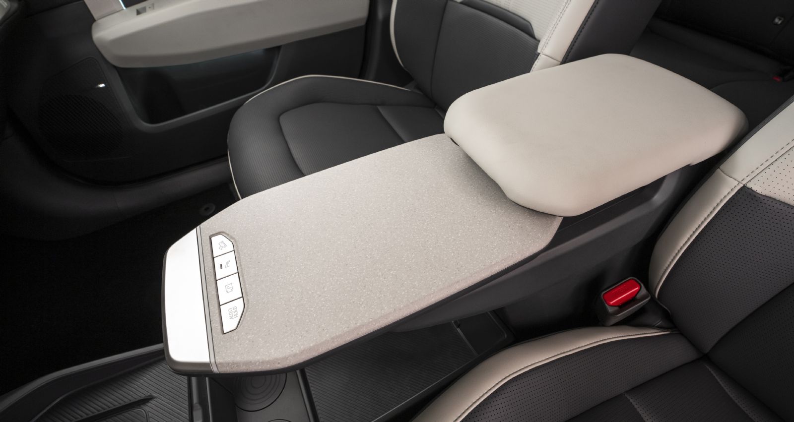 Αυτό είναι το συρόμενο τραπεζάκι στο υποβραχιόνιο στο οποίο μπορείς να ακουμπήσεις μέχρι και λάπτοπ. Θα θέλαμε λίγο πιο αντιολισθητική την επιφάνειά τ