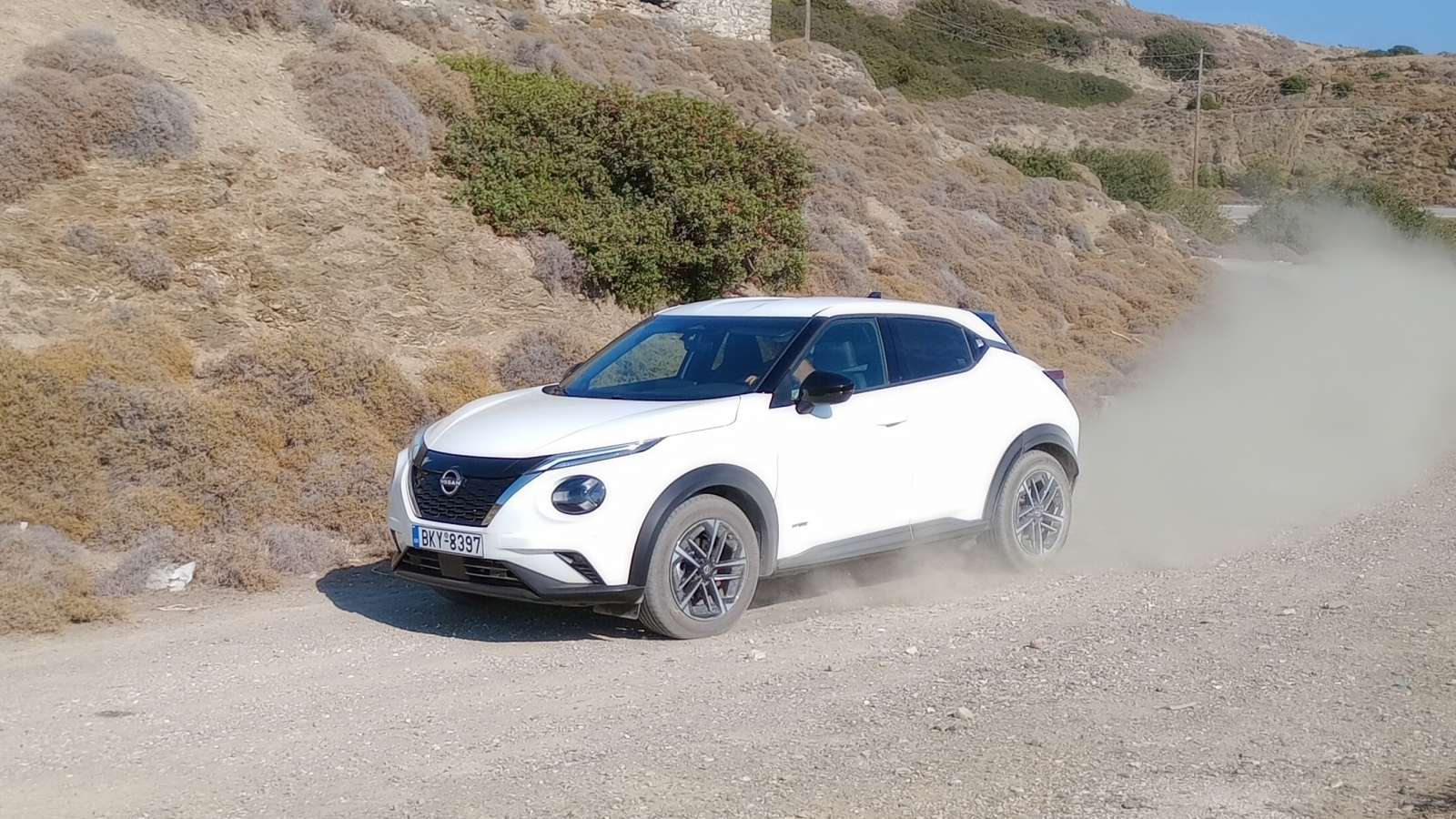 Το υβριδικό Juke θέλει 5,5 λτ./100 χλμ. κατά μέσο όρο (γύρω στα 7 λτ./100 χλμ. το χειροκίνητο), τιμή που με ECO λειτουργία μέσα στην πόλη πέφτει και γ