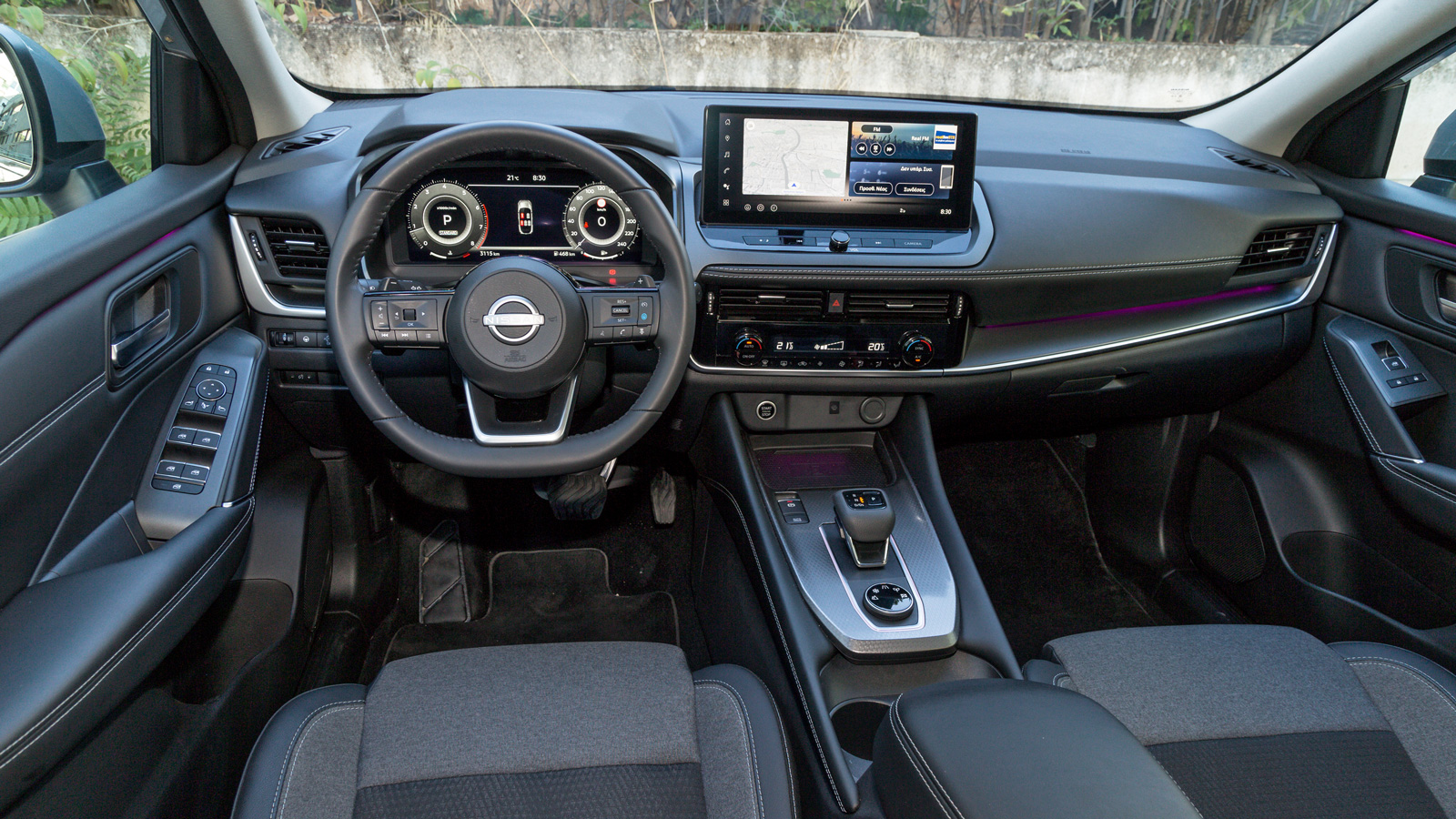 Στην ούτως ή άλλως ποιοτική καμπίνα του Nissan Qashqai, από την έκδοση N-Connecta προστίθεται ο ψηφιακός πίνακας οργάνων 12,3 ιντσών ο οποίος αναβαθμί