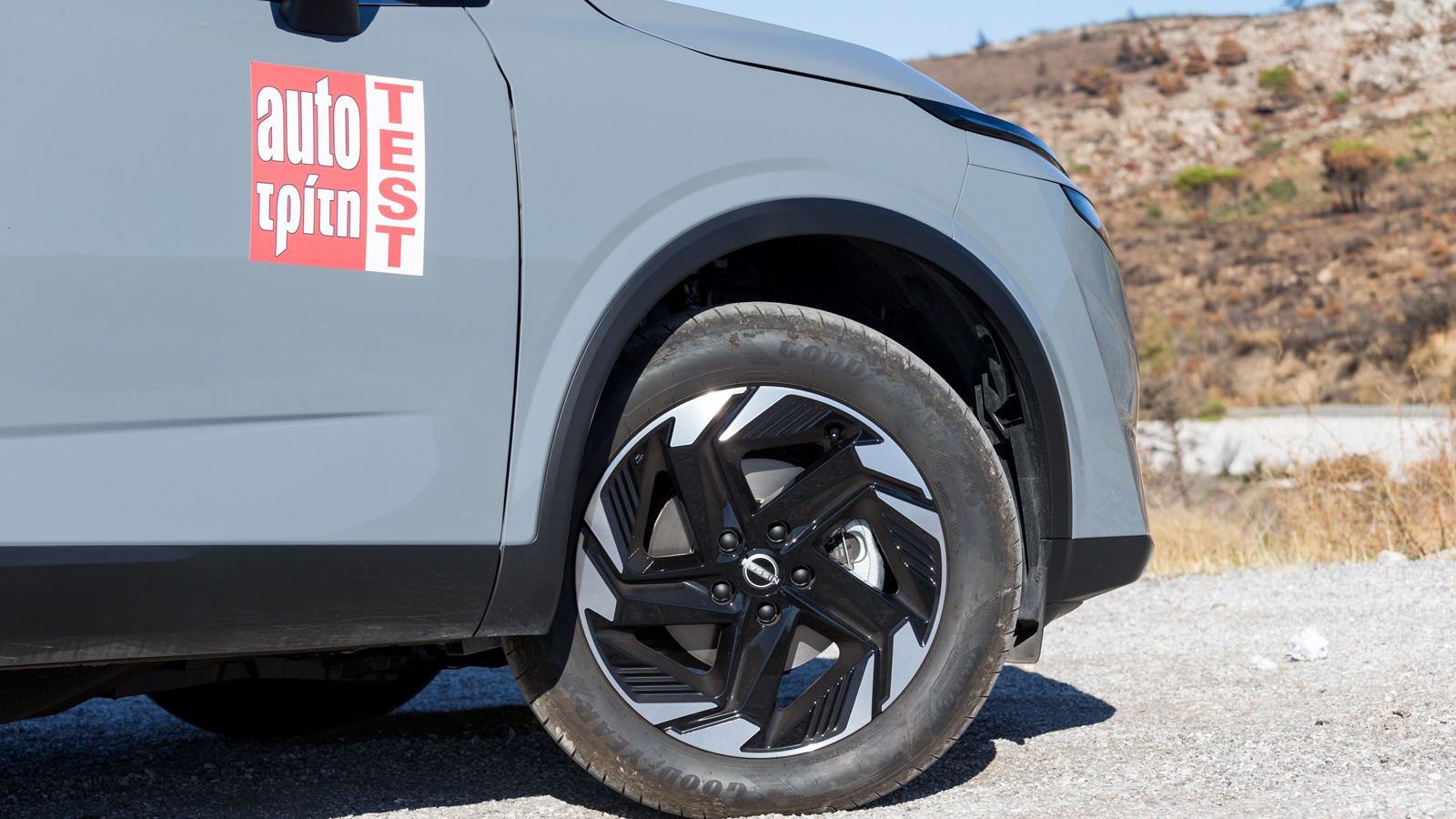 Το 4κίνητο Nissan Qashqai έχει στάνταρ 18άρες ζάντες αλουμινίου, με το μοντέλο της δοκιμής να «φορά» sport θερινά λάστιχα Goodyear Eagle F1 Asymmetric