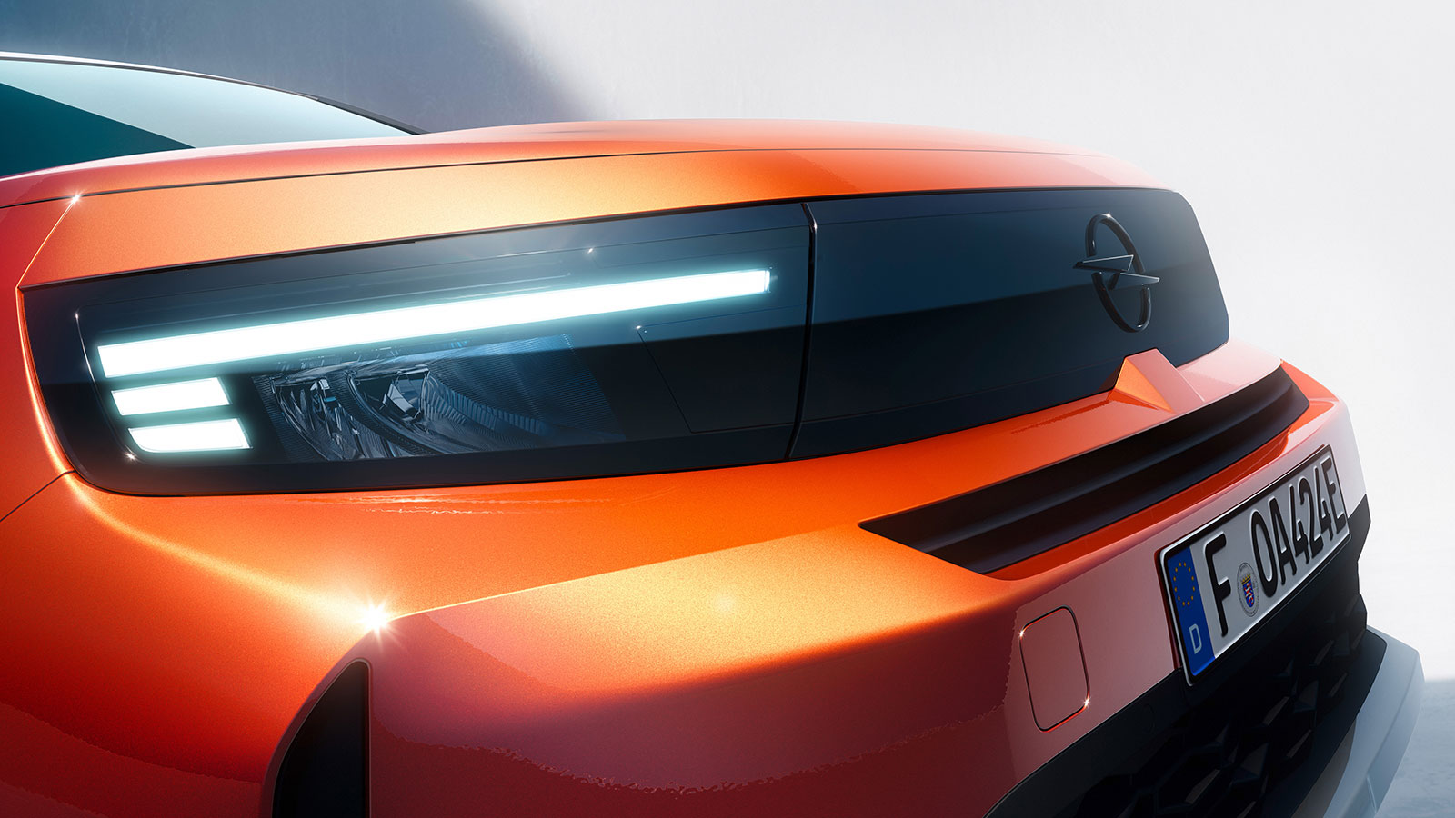 Στην Opel Visor μαύρη γυαλιστερή μάσκα εδράζει και το νέο έμβλημα της μάρκας,
ενώ το μεγάλο σκαλοπάτι που σχηματίζει με τον προφυλαχτήρα θυμίζει κλασ
