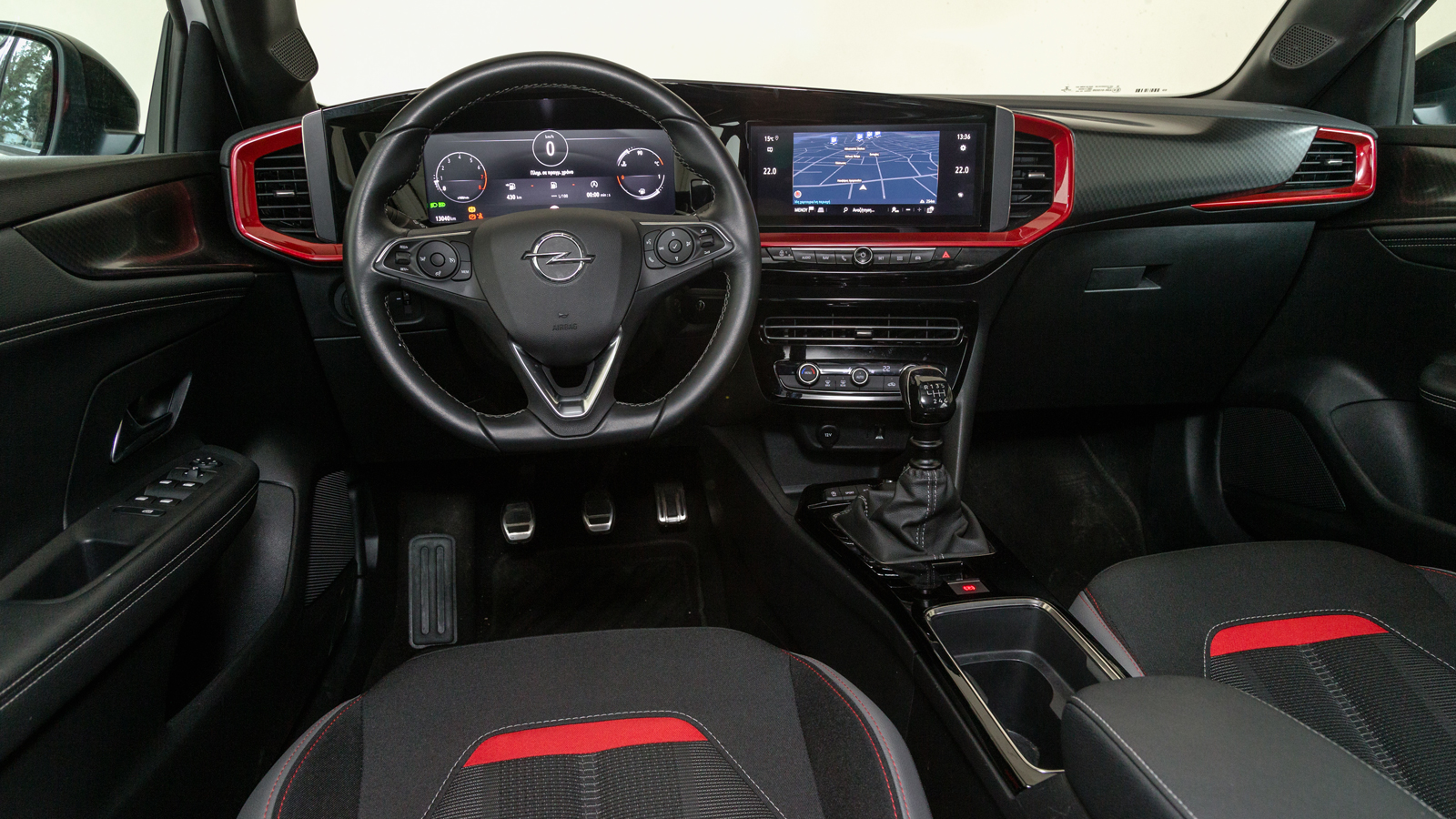 Το εσωτερικό του Opel Mokka με το Pure Panel infotainment και την στραμμένη προς τον οδηγό οθόνη αφής είναι αρκετά μοντέρνο και ποιοτικό