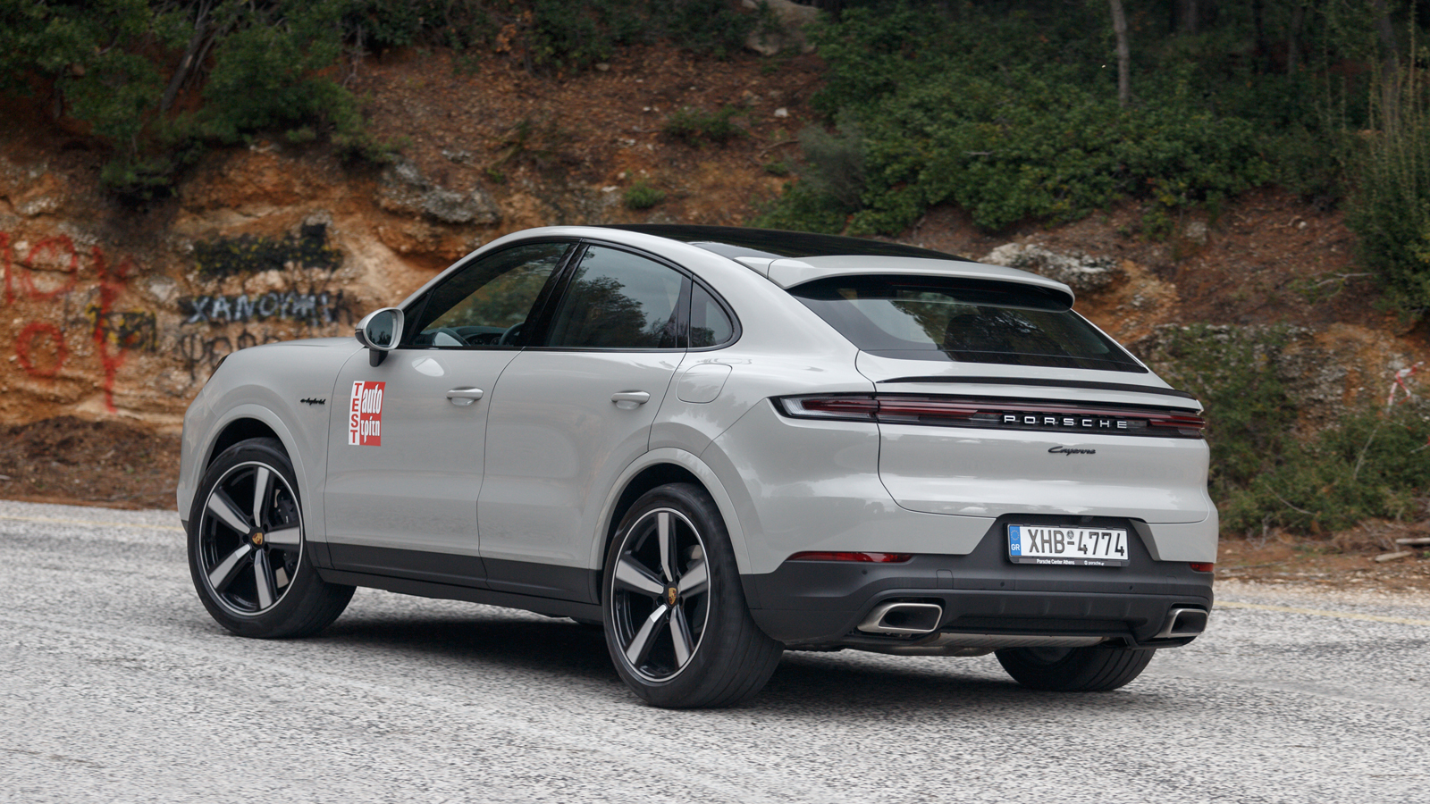 Ακόμη και στο hybrid πρόγραμμα η απόκριση είναι καλή, τη στιγμή που στο Sport και στο Sport+ «ξυρίζει» με ουσιαστικά μηδενικό lag, με τον V6 παράγει έ