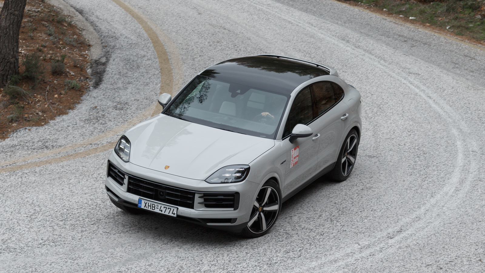 Η Cayenne Coupe δείχνει πιο φαρδιά στο μάτι και πιο αθλητική, με το σχεδόν 5 μέτρων αμάξωμα της να επιβάλλεται και τη στάνταρ πανοραμική ηλιοροφή να τ