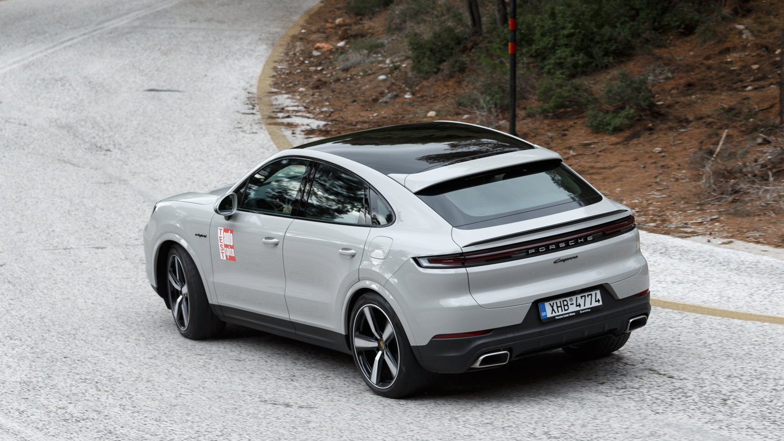Η Cayenne Coupe αντιδρά με μοναδική αμεσότητα και εμφανίζει απειροελάχιστη κλίση για όχημα του είδους. Η δε πρόσφυση είναι αντάξια χάτσμπακ επιδόσεων.