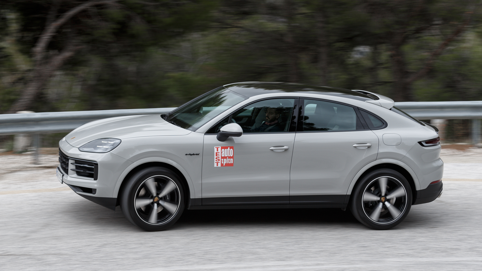 Τα 470 άλογα και κυρίως τα 650 Nm ροπής από το plug-in σύνολο όχι απλά θα κινήσουν άνετα την 2,5 τόνων Cayenne Coupe, αλλά θα την εκτοξεύσουν σε κάθε 