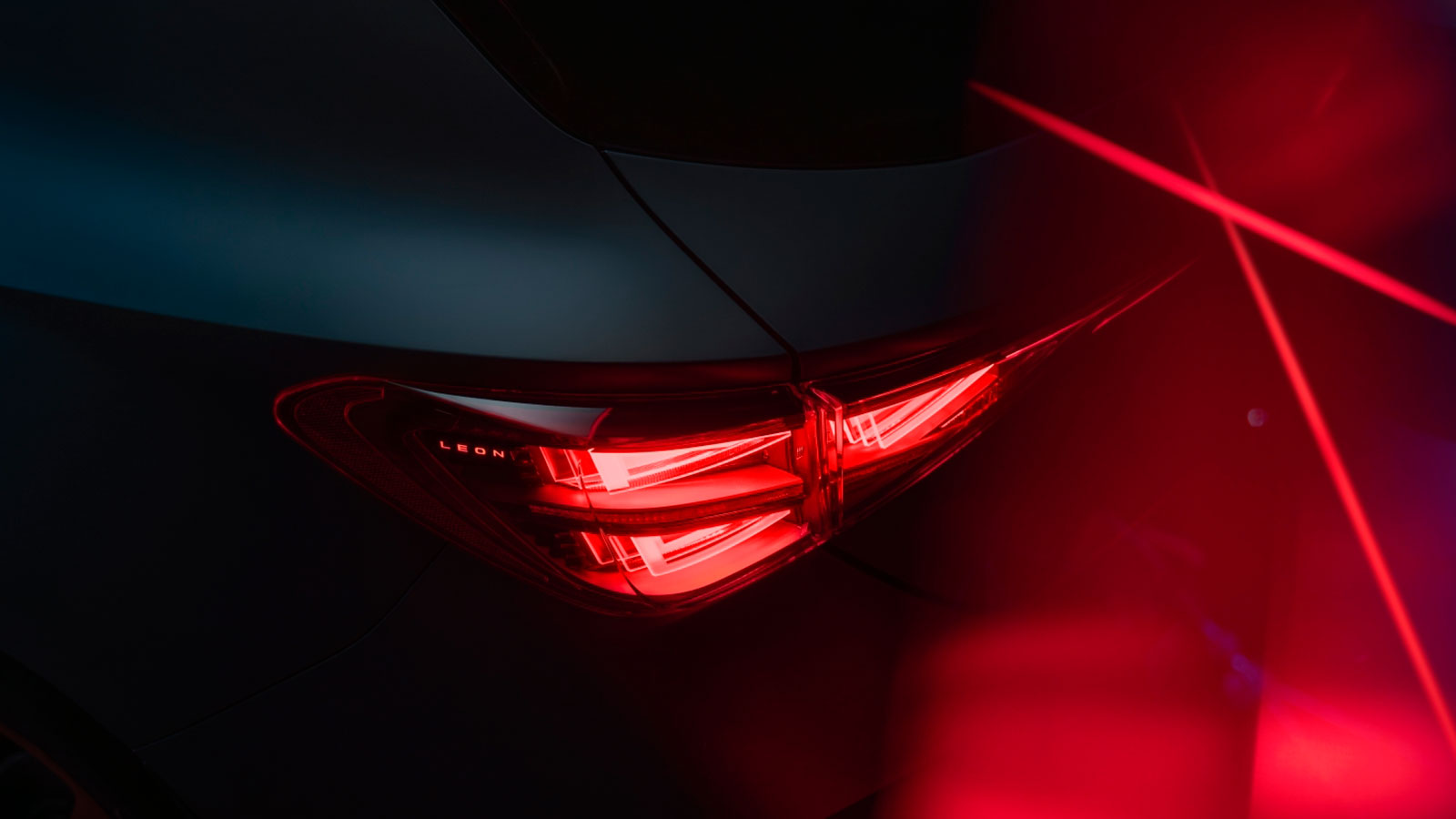 Τα πίσω φώτα του CUPRA Leon.