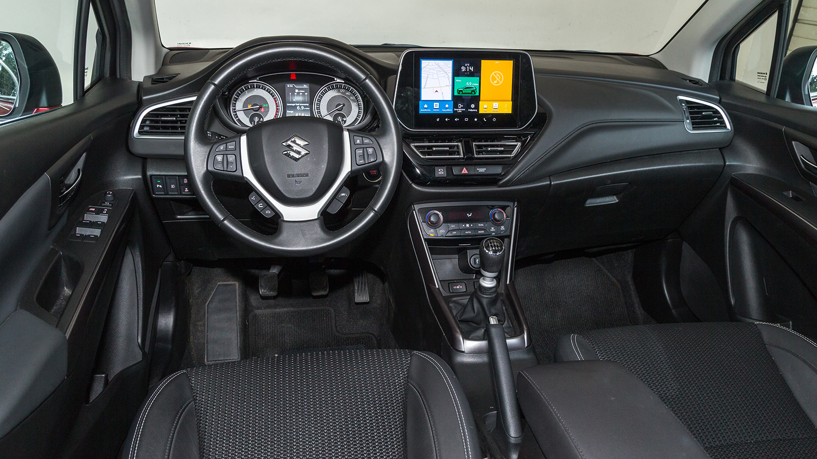 Το εσωτερικό του Suzuki S-Cross σχεδιαστικά ακολουθεί μια πεπατημένη συνταγή χωρίς εξάρσεις και με σχετικά παρωχημένη σχεδίαση, επενδύοντας στην εργον